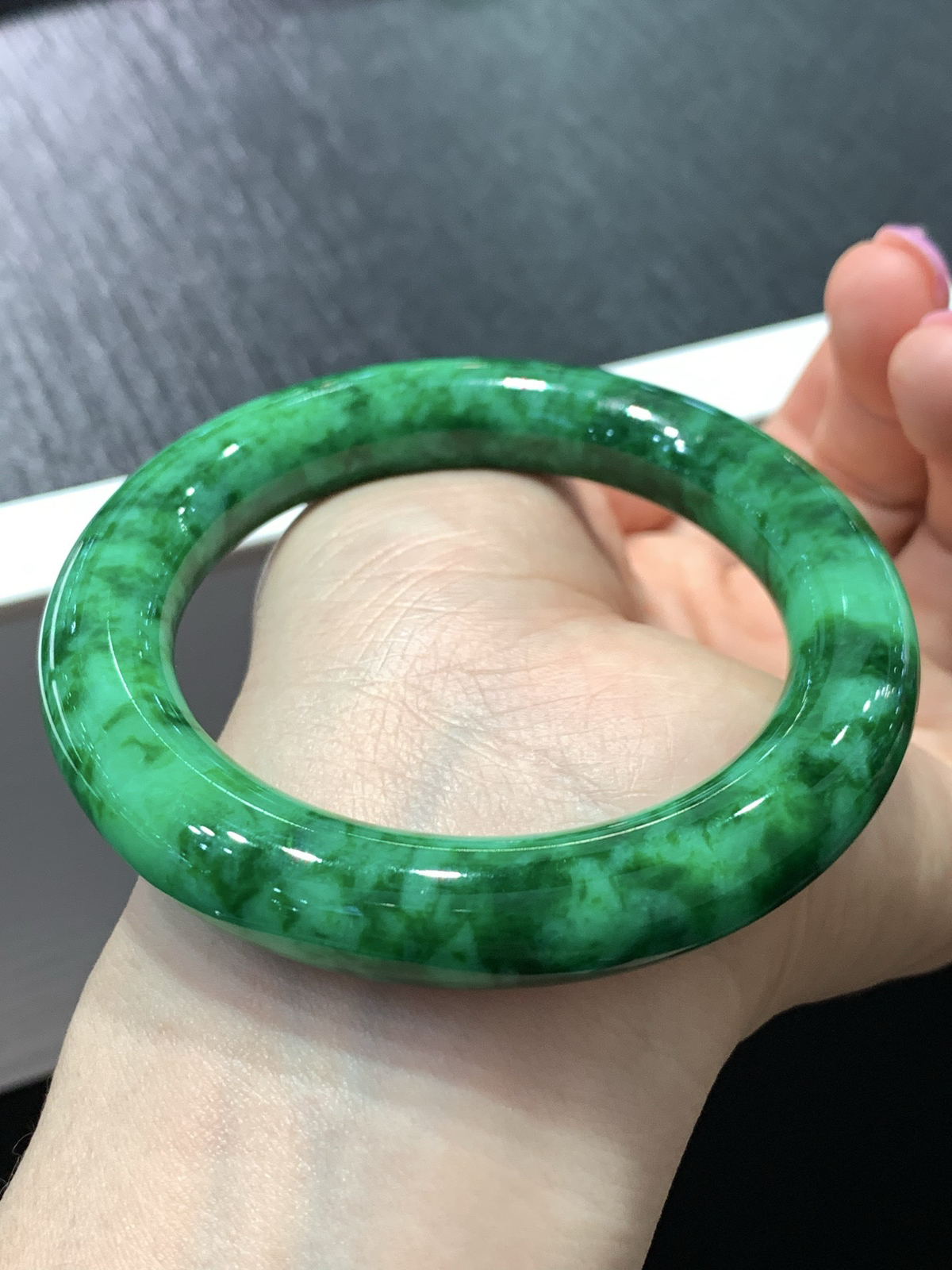 尺寸55.4/11.3/11.7，辣绿圆条手镯
水润细腻 有种有色