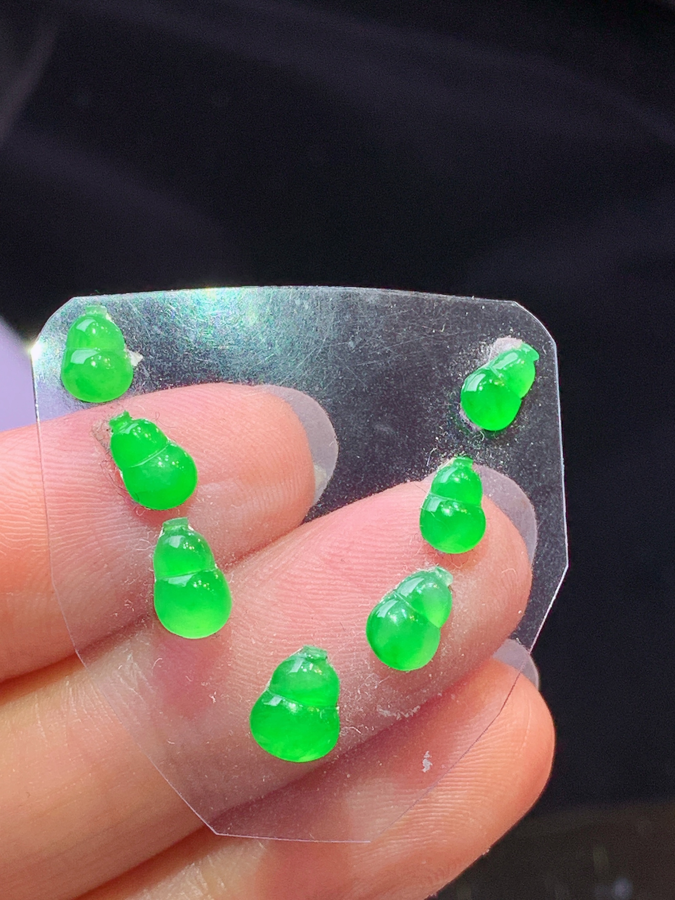 镶嵌款 翠绿葫芦一手 玉质细腻 色泽艳丽清新 水润亮眼 整体尺寸6.6*5.2*2m2