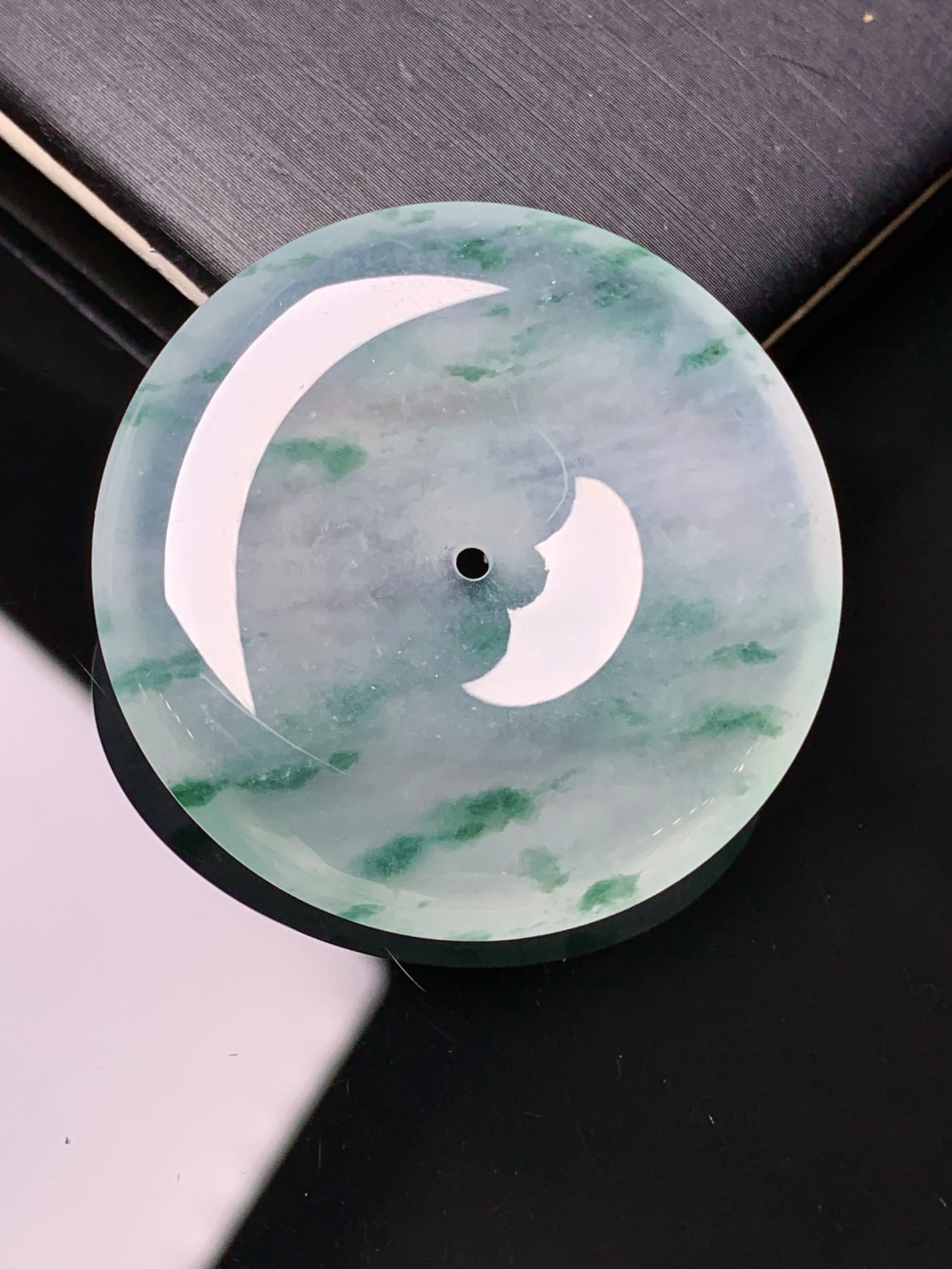 冰种飘绿平安扣吊坠 玉质细腻 色泽艳丽清新 水润亮眼 整体尺寸35.2*6.2x1