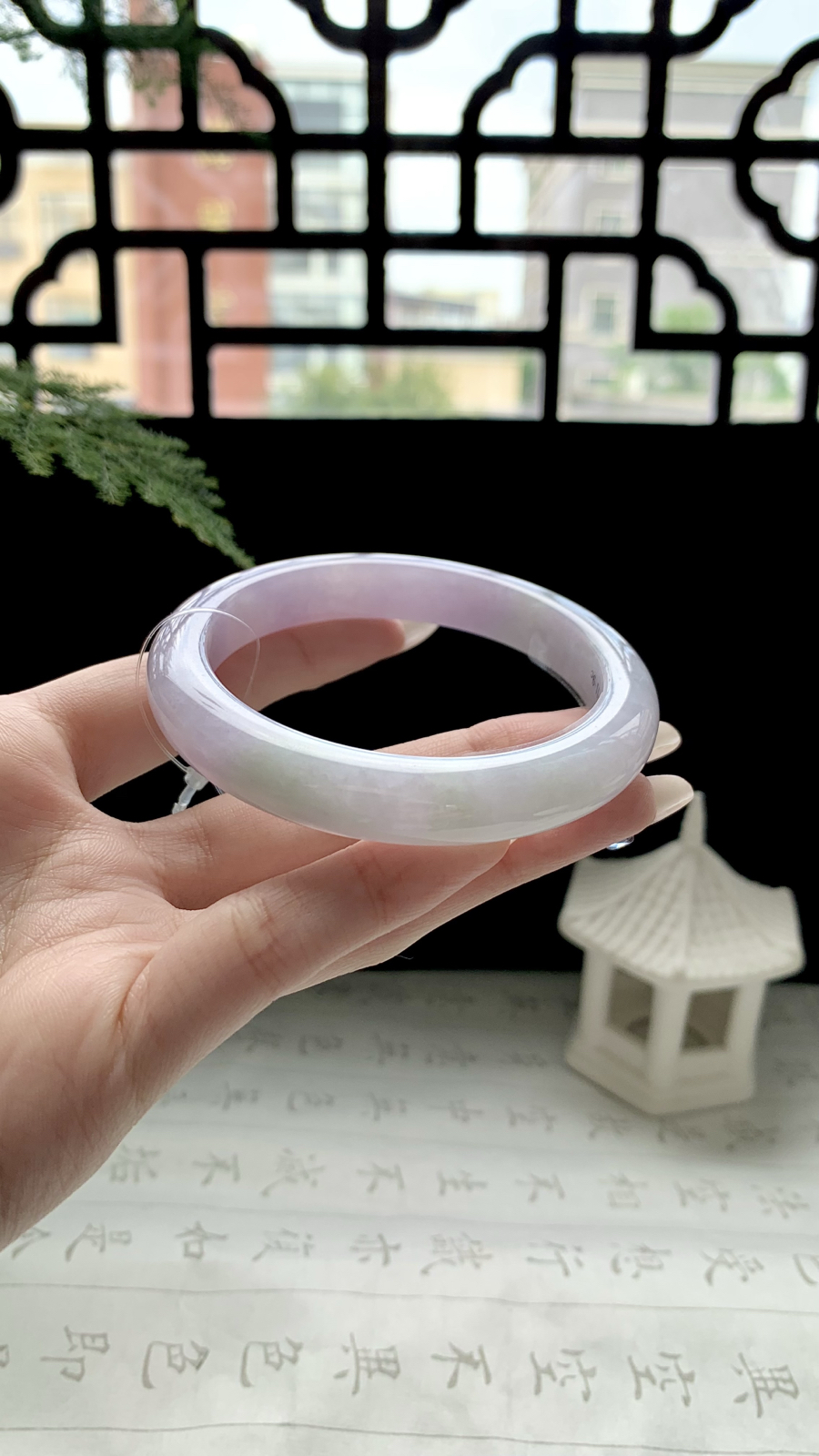  【紫罗兰】
⭕️57.5-10.6-8.8宛如一缕紫色的诗意，柔和的光芒在手腕上舞动，散发出一种神秘而浪漫的氛围