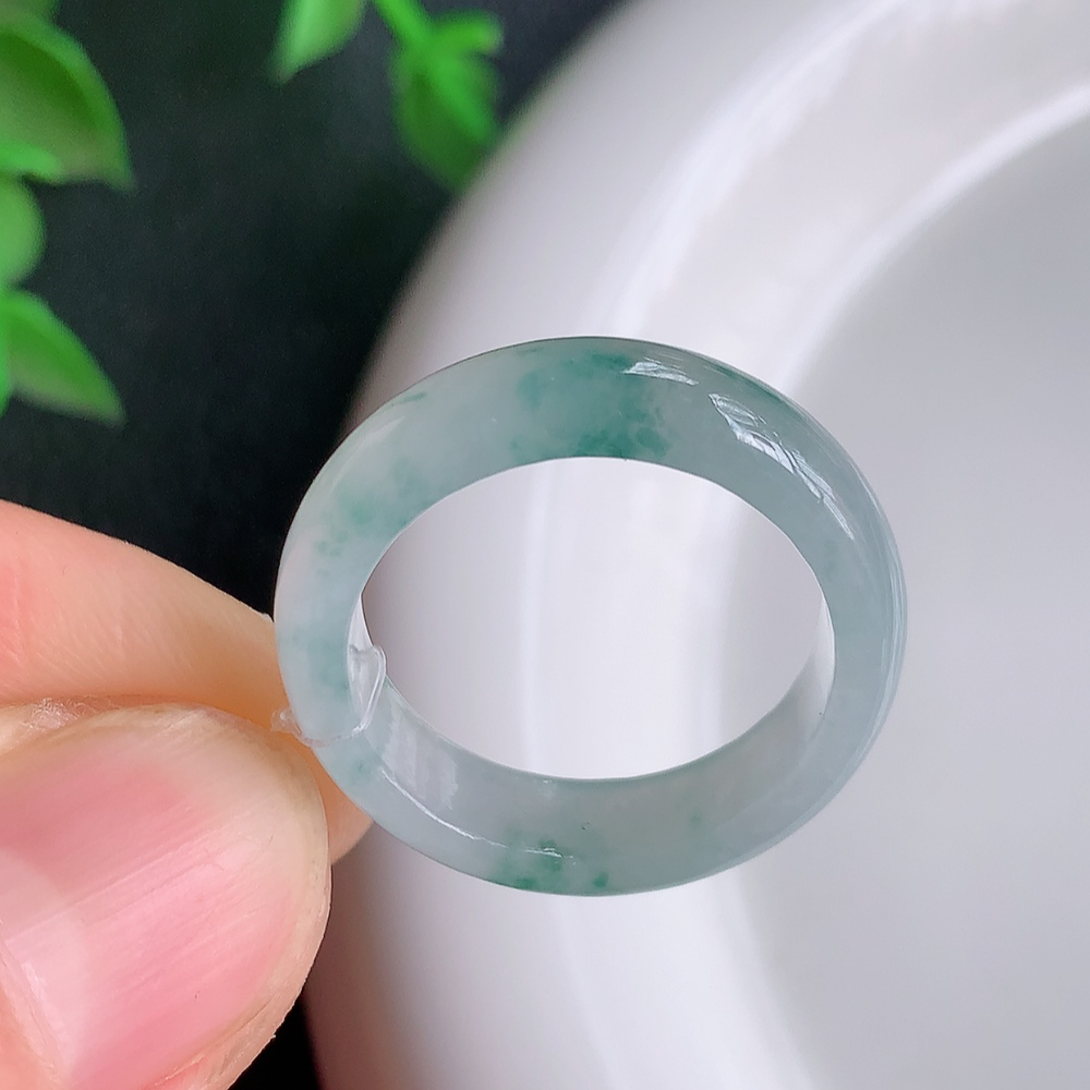 冰润飘花精美环形翡翠戒指  玉质细腻  冰清玉润  飘花灵动  颜色漂亮  W49.25 内径尺寸：18-5.5-3mm