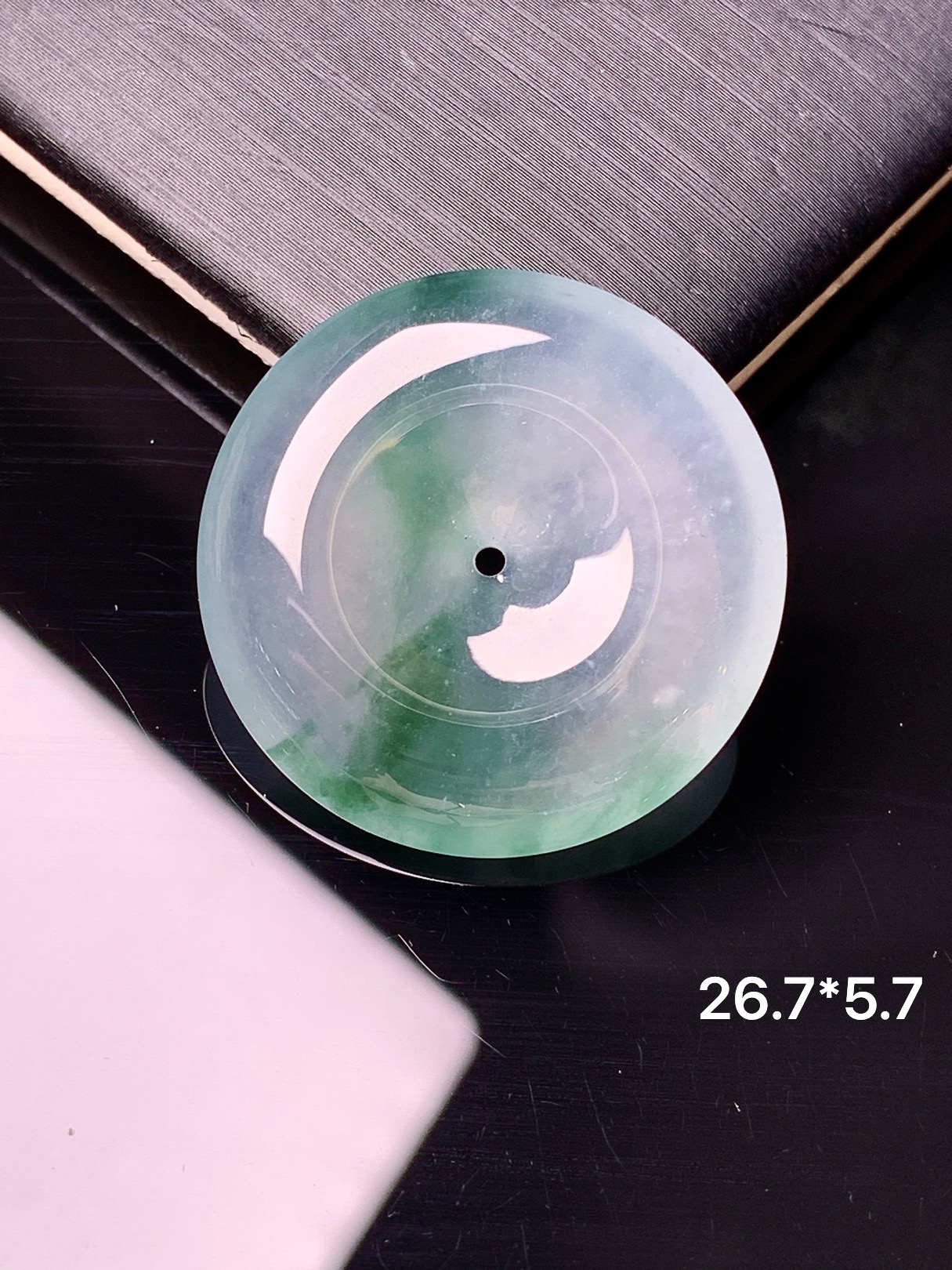 冰种飘绿平安扣吊坠 玉质细腻 色泽艳丽清新 水润亮眼 整体尺寸26.7*5.7c1