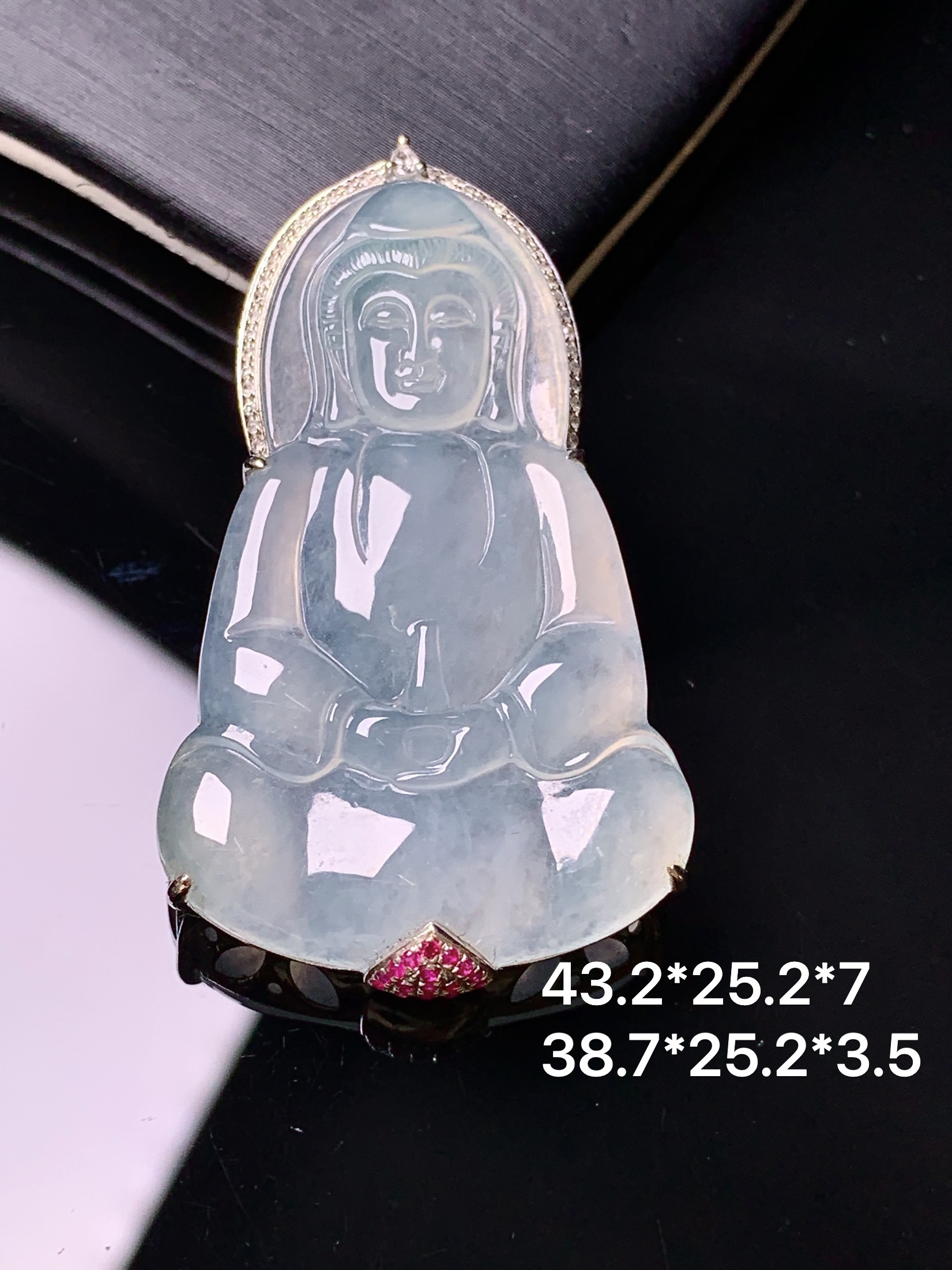 18k金钻镶嵌冰种观音吊坠 玉质细腻 色泽艳丽清新 水润亮眼 整体尺寸43.2*25.2*7c1