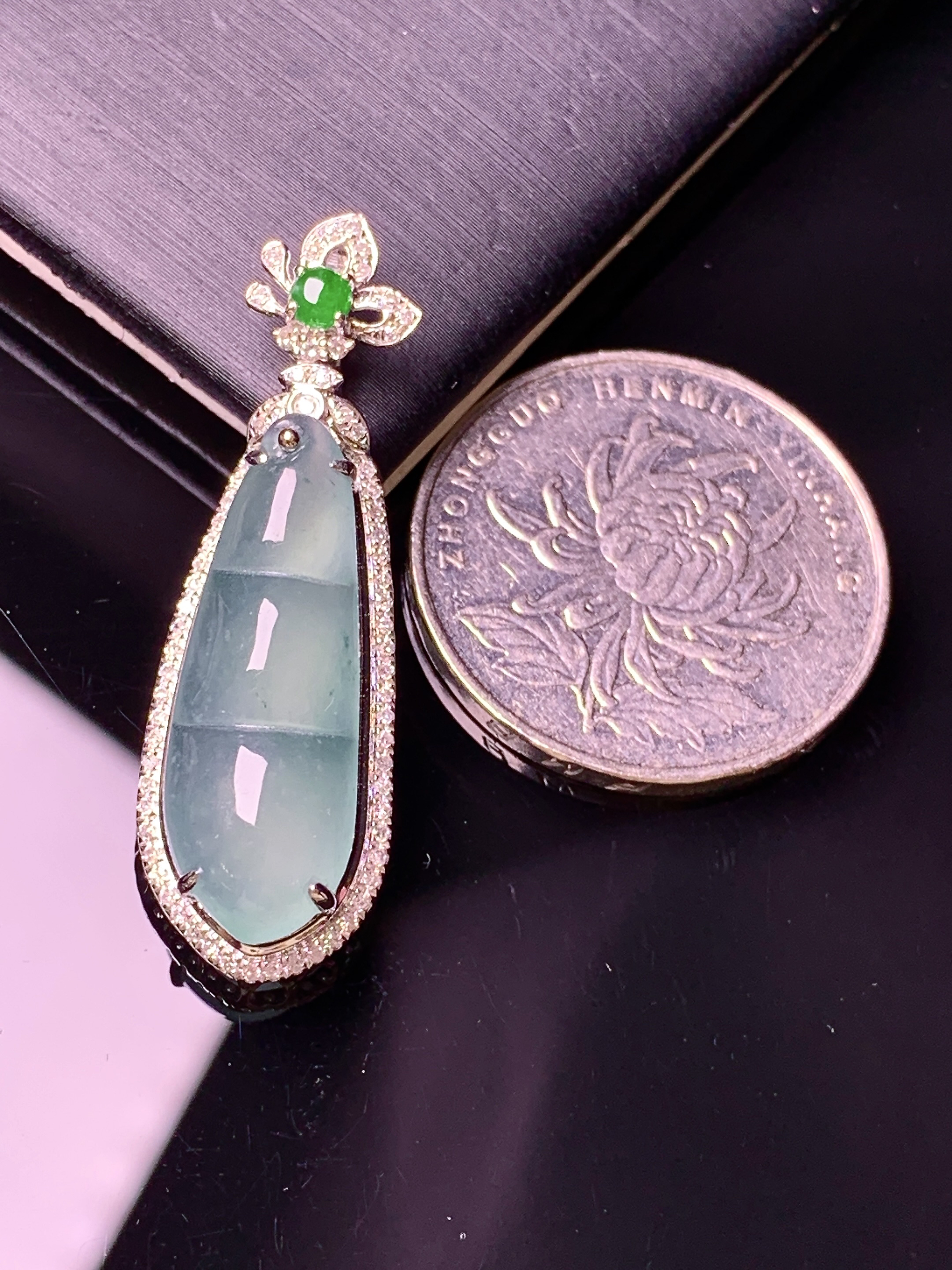 18k金钻镶嵌冰种四季豆吊坠 玉质细腻 色泽艳丽清新 水润亮眼 整体尺寸37.3*12*7.8f3