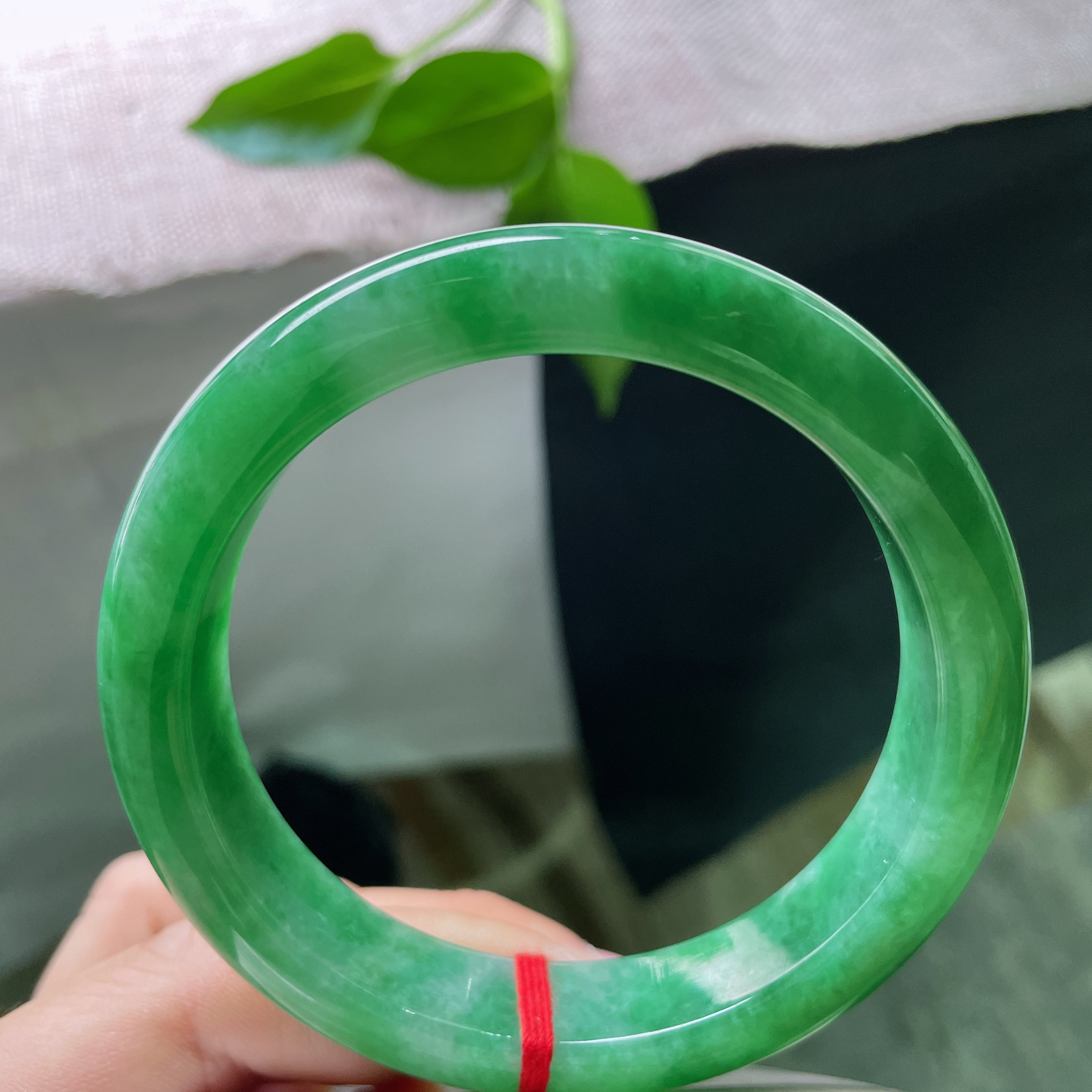 61.1/13.5/9.2，满绿正圈，大圈口，绿意流转。举手投足间，都是东方美学的温柔。皮纹