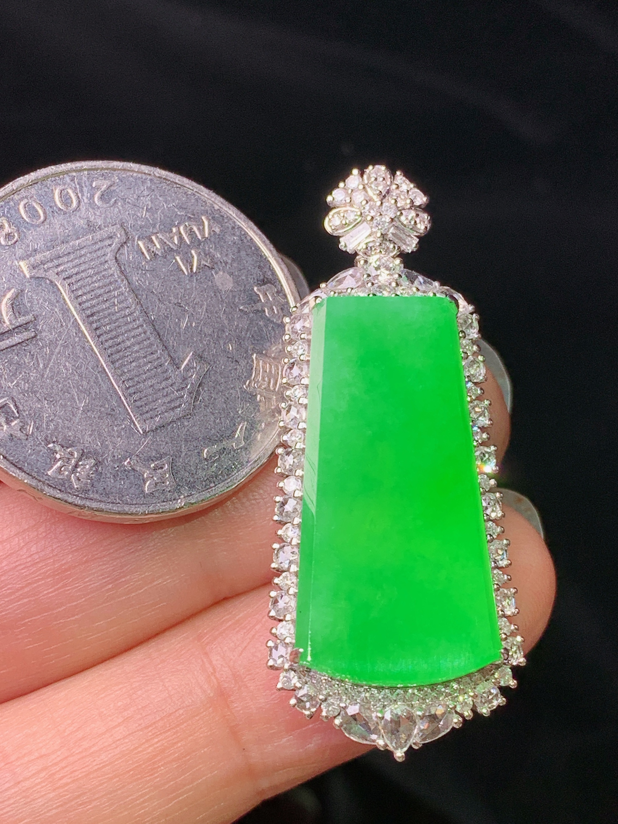 18k金钻镶嵌满绿无事牌吊坠 玉质细腻 色泽艳丽清新 水润亮眼 整体尺寸38.5*168.8c5