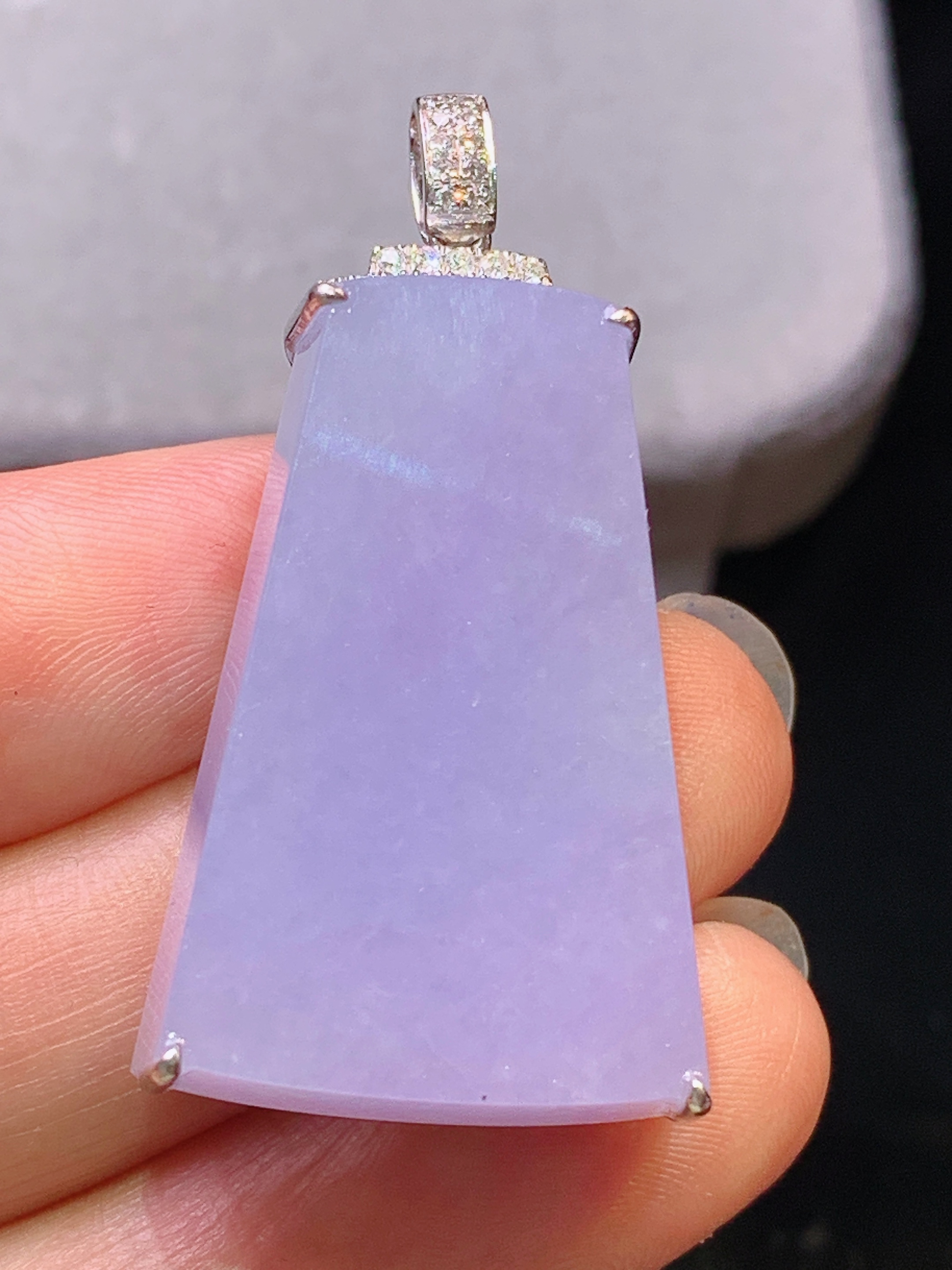 18k金钻镶嵌紫罗兰无事牌吊坠 玉质细腻 色泽艳丽清新 水润亮眼 整体尺寸10.7*21*10m2