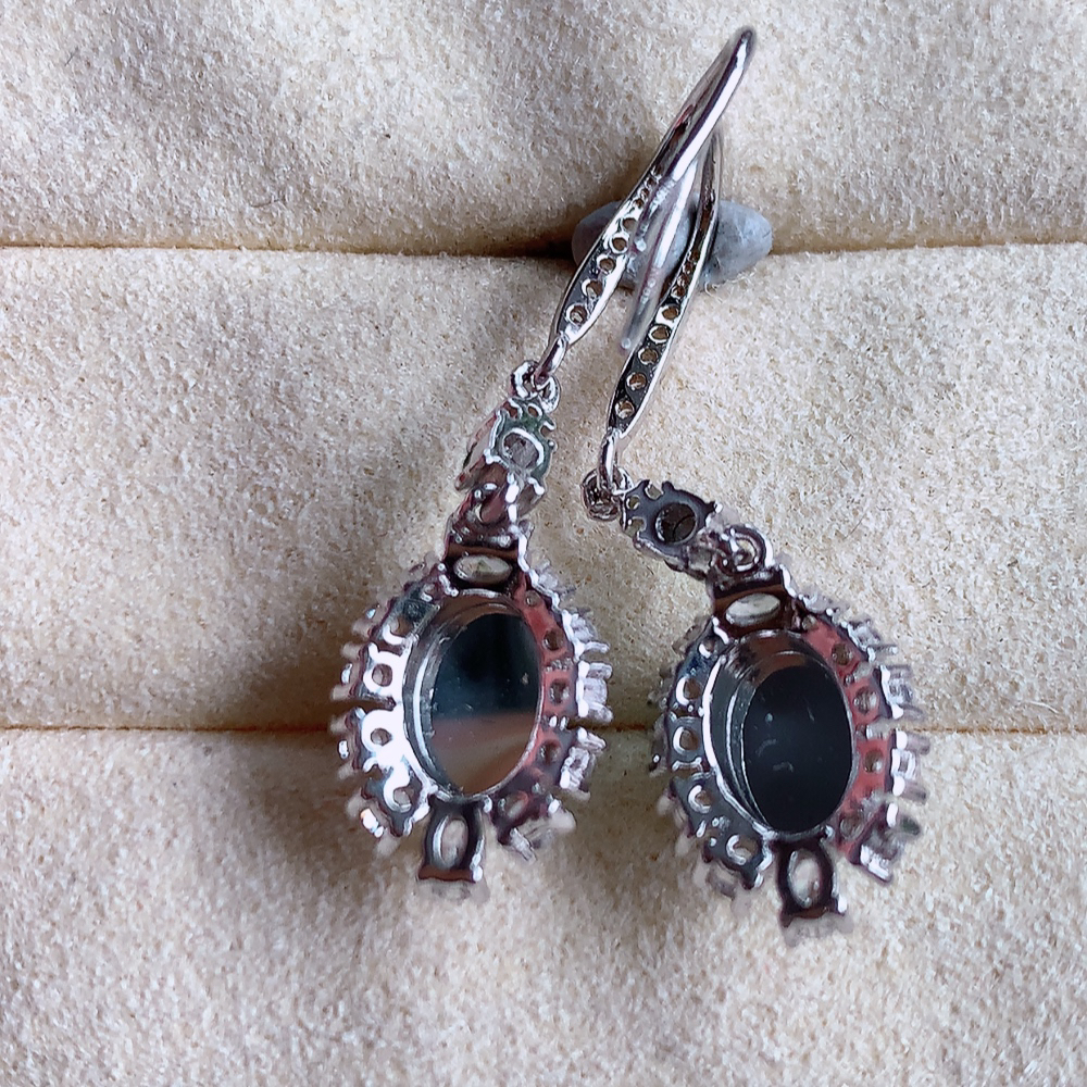 冰满绿翡翠925银镶嵌耳钉，自然光实拍，翠色灵动，颜色漂亮，种老水足，品相佳，佩戴佳品！W502.25  取一整体尺寸：20-9.5-5.8mm  裸石尺寸：7.8-6mm