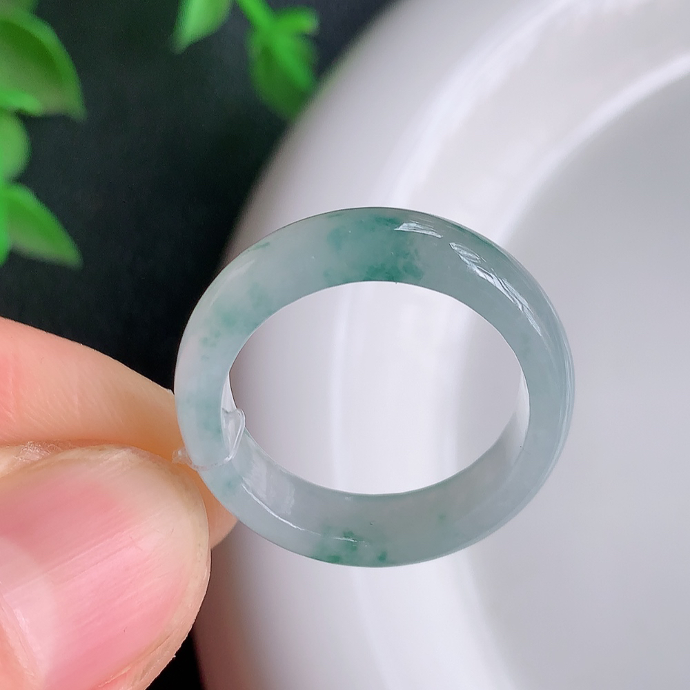 冰润飘花精美环形翡翠戒指  玉质细腻  冰清玉润  飘花灵动  颜色漂亮  W49.25 内径尺寸：