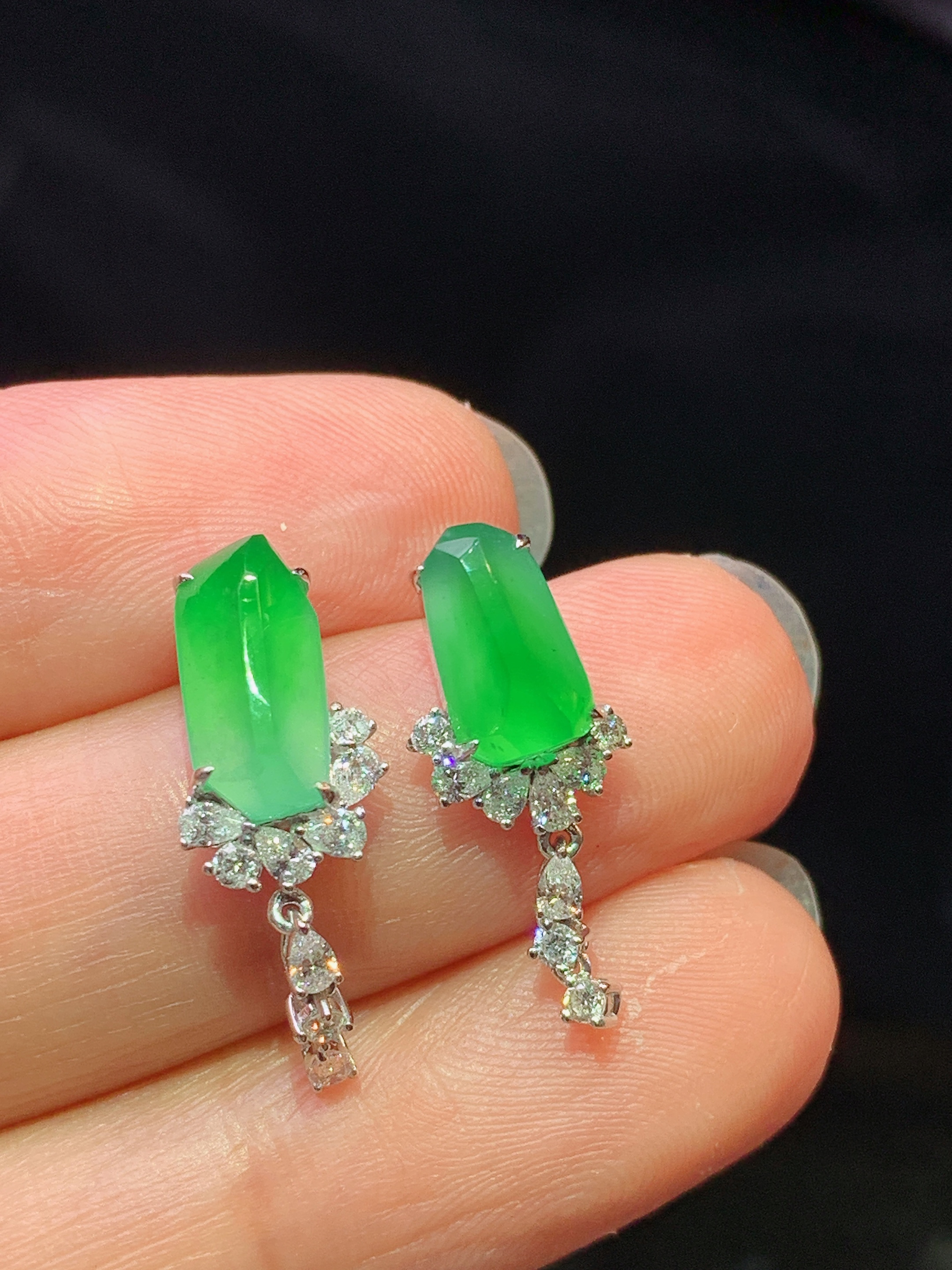 18k金钻镶嵌翠绿随形耳钉 玉质细腻 色泽艳丽清新 水润亮眼 整体尺寸22.2*5.2*6m5