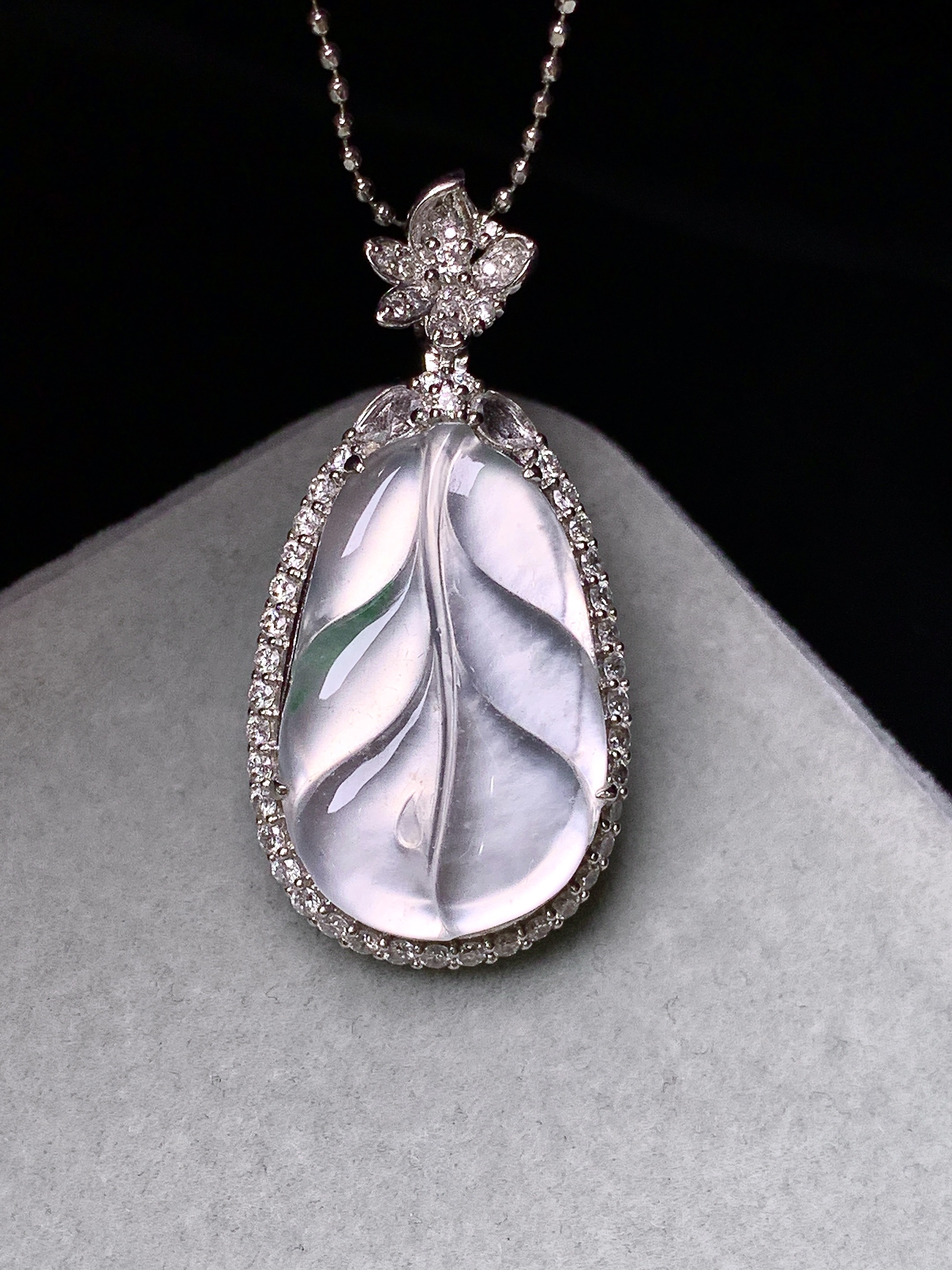 18k金钻镶嵌冰种树叶吊坠 玉质细腻 色泽艳丽清新 水润亮眼 整体尺寸26.7*17.6*7.3