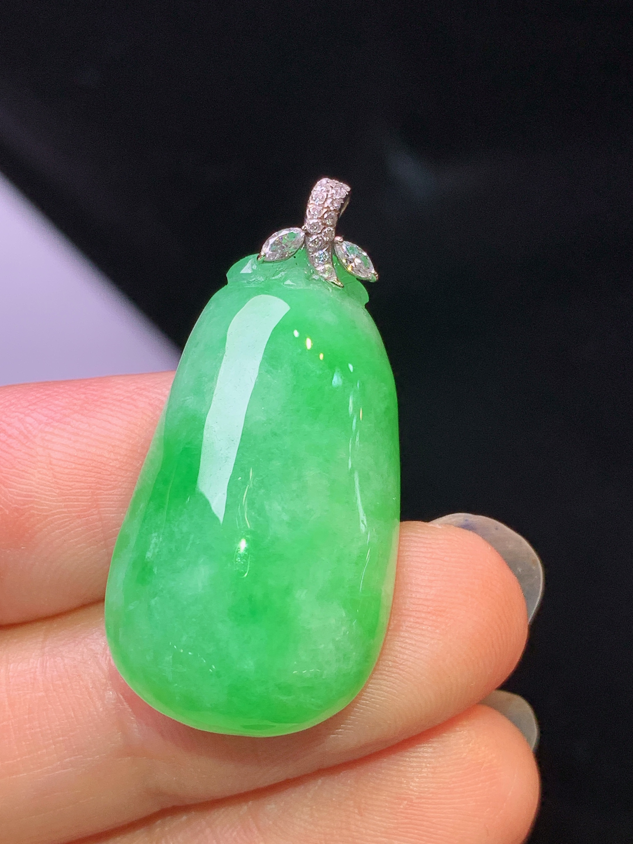 18k金镶嵌翠绿福瓜吊坠 玉质细腻 色泽艳丽清新 水润亮眼 整体尺寸32.8*16.2*7.2c1