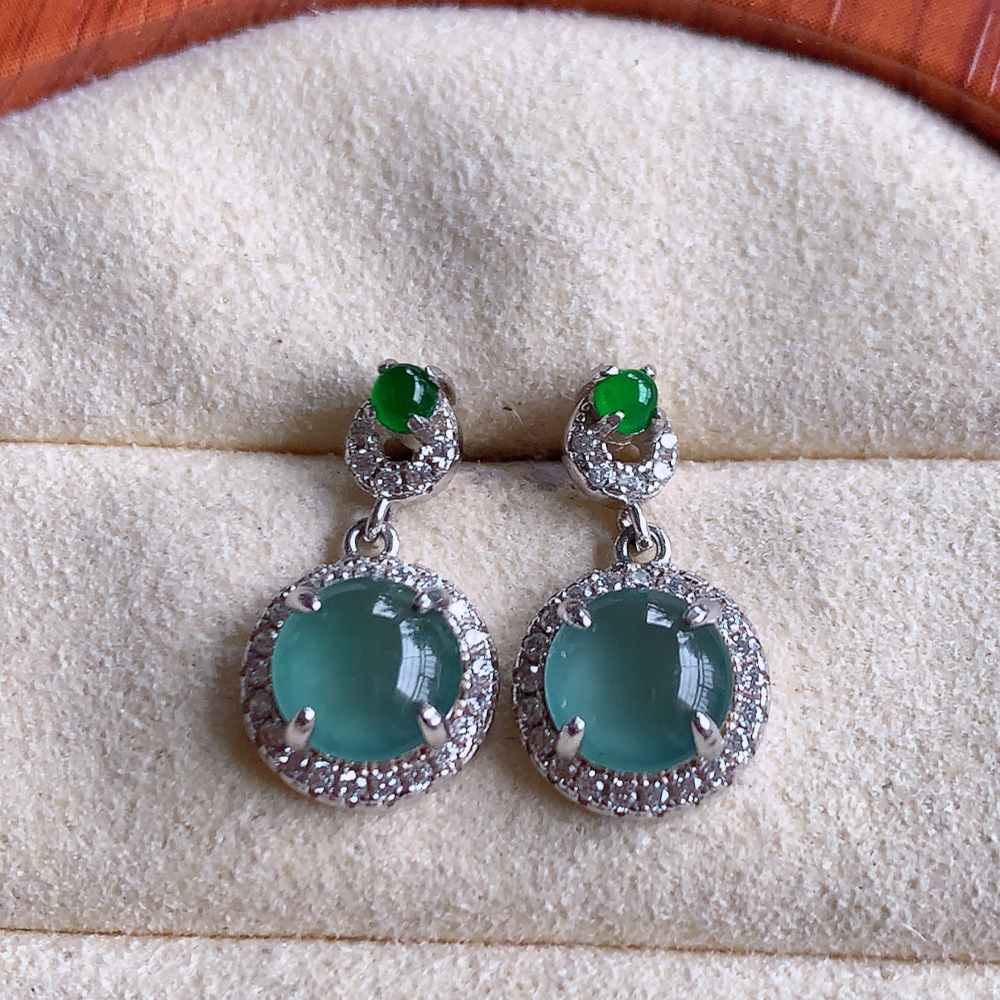 冰晴水翡翠925银镶嵌耳钉，自然光实拍，翠色灵动，颜色漂亮，种老水足，品相佳，佩戴佳品！W502.2