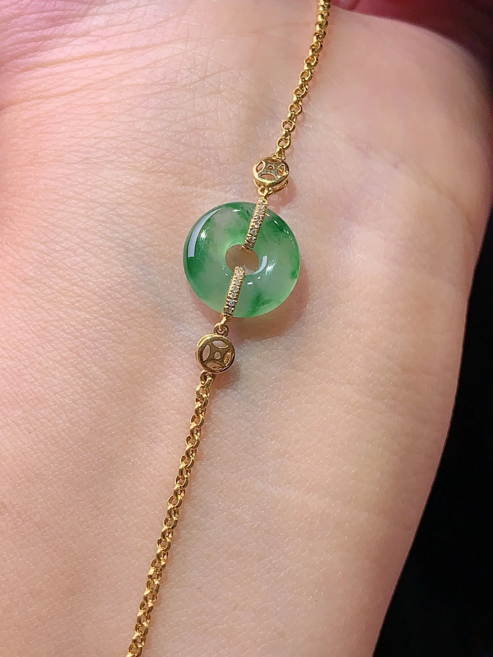 18k金镶嵌飘绿平安扣手链 玉质细腻 色泽艳丽 整体尺寸11.8*3.3m1