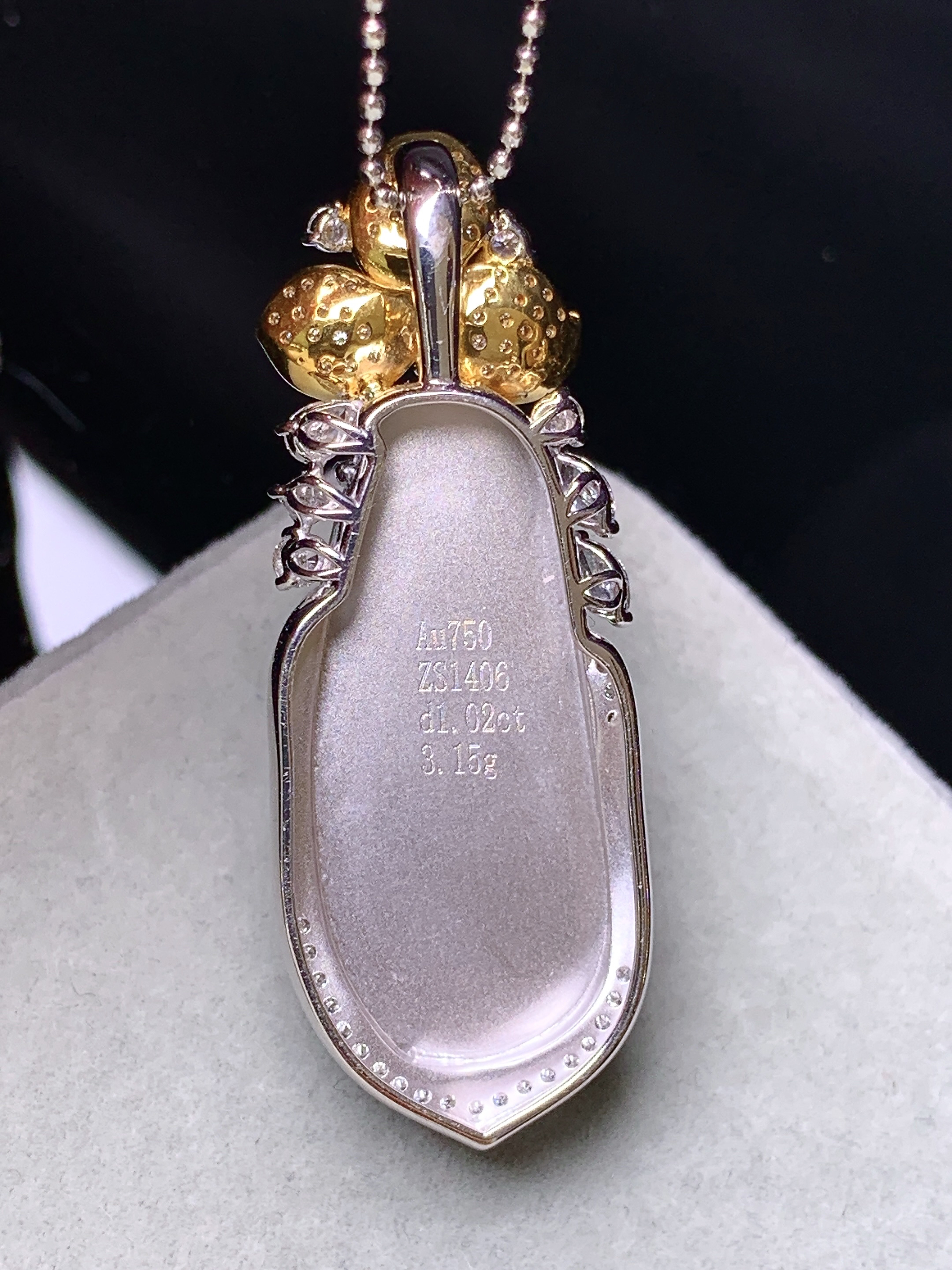 18k金钻镶嵌冰种飘绿四季豆吊坠 玉质细腻 色泽艳丽清新 水润亮眼 整体尺寸43.6*16.2*9.8m5