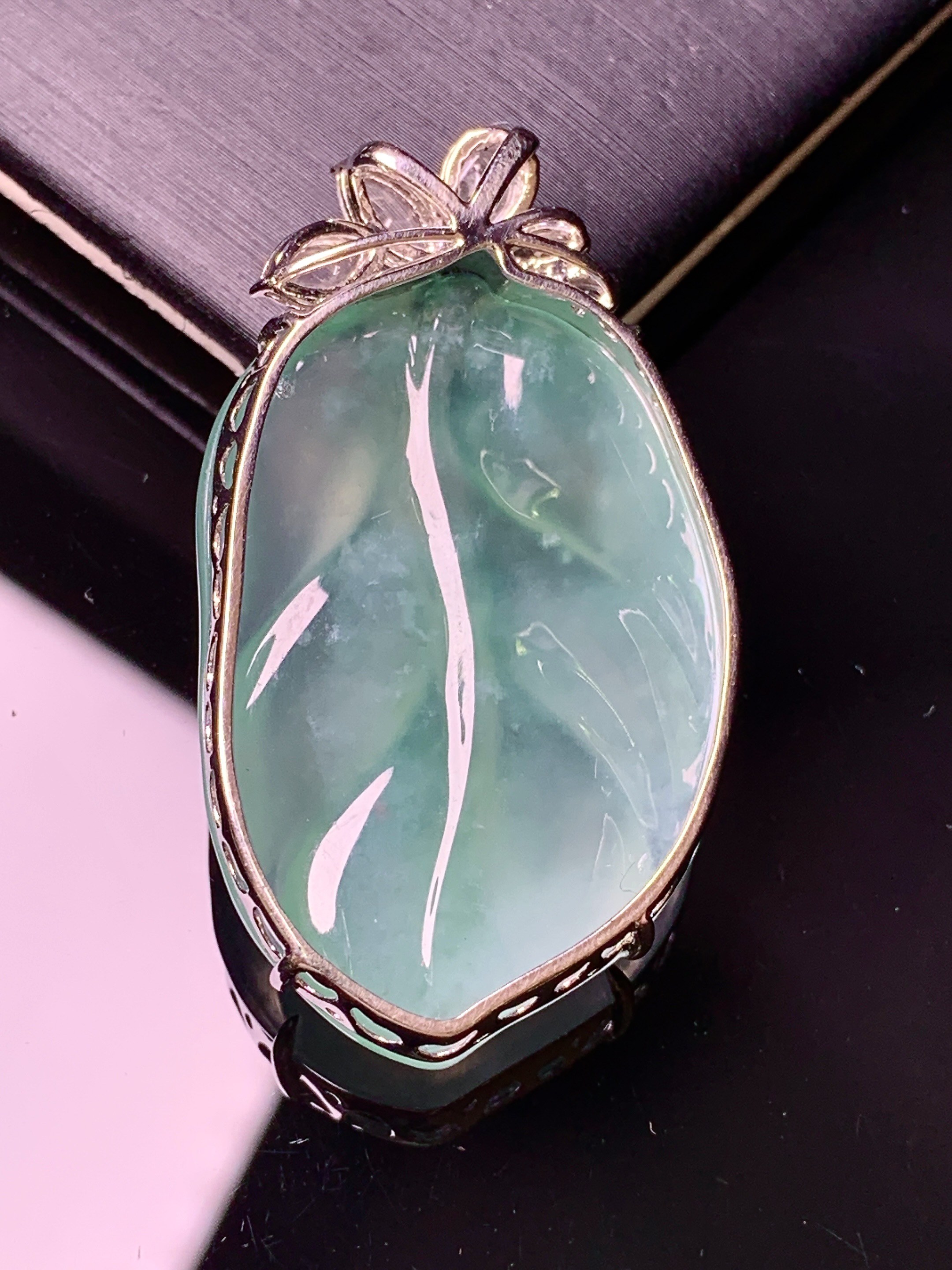 18k金钻镶嵌冰种晴绿树叶吊坠 玉质细腻 色泽艳丽清新 水润亮眼 整体尺寸42.2*23.5*7.8c1