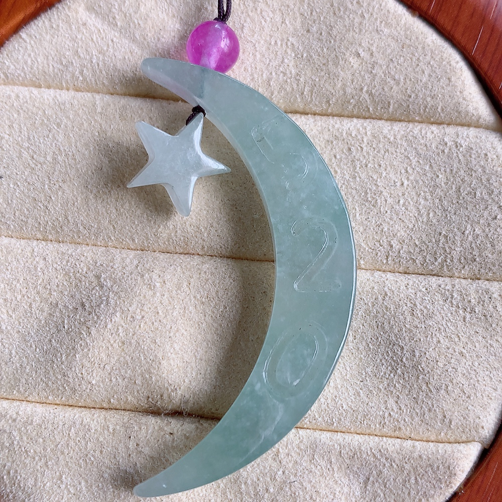 冰润星星月亮翡翠挂件，老种飘花  冰清玉洁  胶感十足  寓意“四季平安，福气满满”颜色鲜艳，清新自