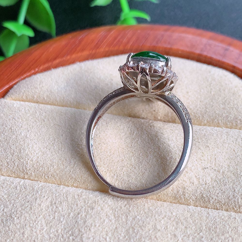 冰润满绿925银镶翡翠葫芦戒指  玉质细腻  冰清玉润  飘花灵动  颜色漂亮  W481.25   内径尺寸：18-17.5-7.8mm   裸石尺寸：12-8.2mm