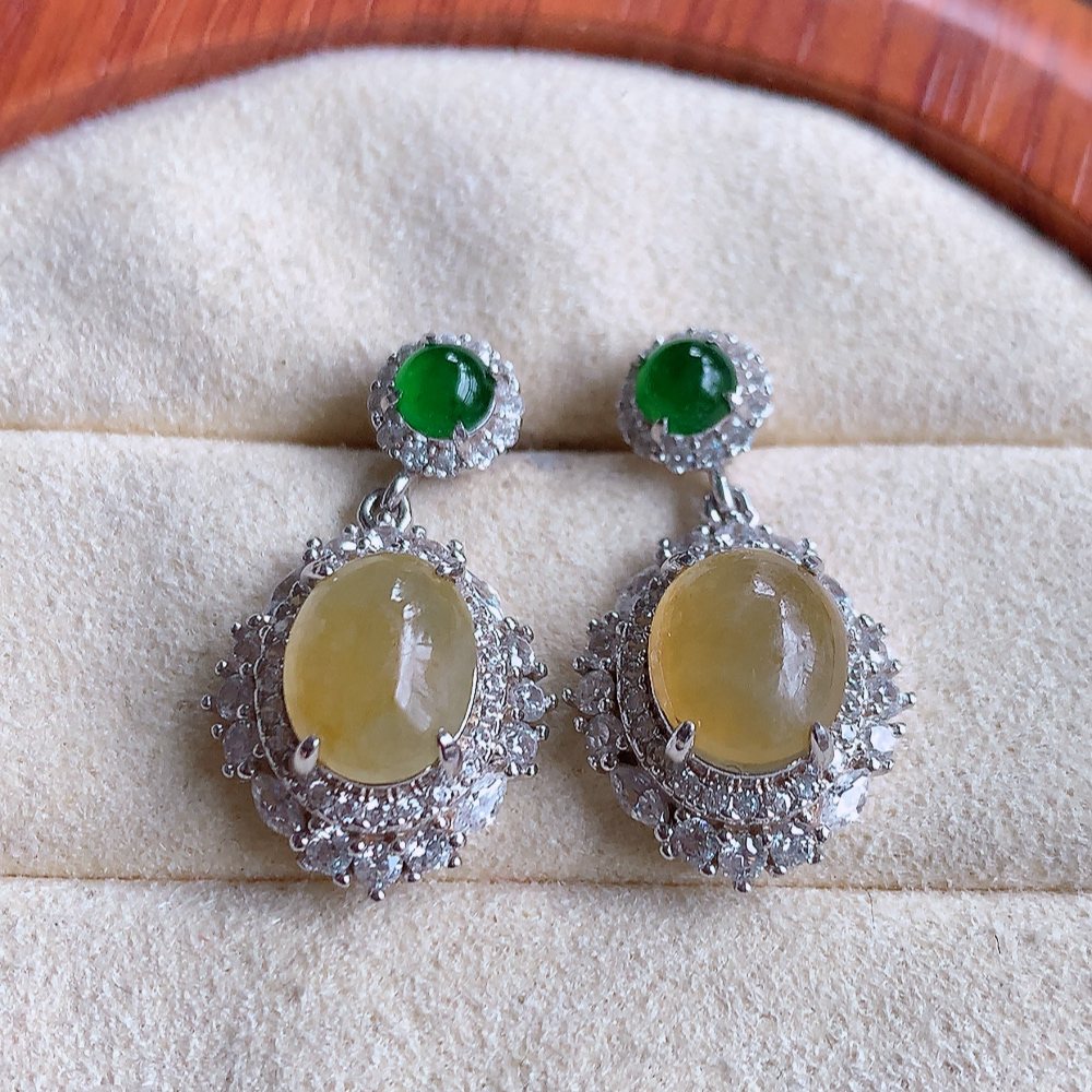 冰黄翡925银镶嵌耳钉，自然光实拍，翠色灵动，颜色漂亮，种老水足，品相佳，佩戴佳品！W502.25  取一整体尺寸：22.5-13.5-7.8mm  裸石尺寸：8-7mm