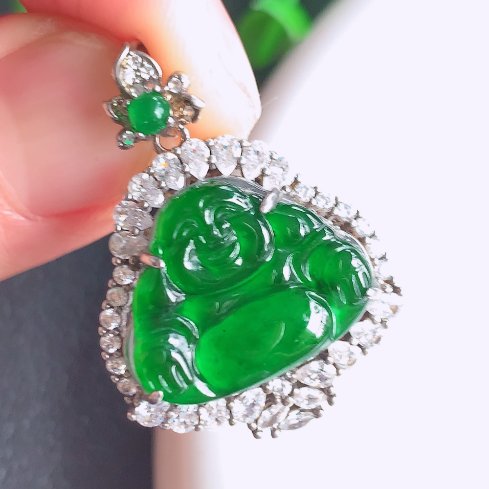 冰润满绿925银镶佛公挂件 玉质细腻  精雕弥勒佛，笑佛福耳垂肩，面相喜庆，开怀大笑，憨态可掬。惟妙惟肖，寓意福禄双全，吉祥美满，笑口常开 W481.25  整体尺寸：31-22.5-10.5mm   裸石尺寸：15-18.5mm