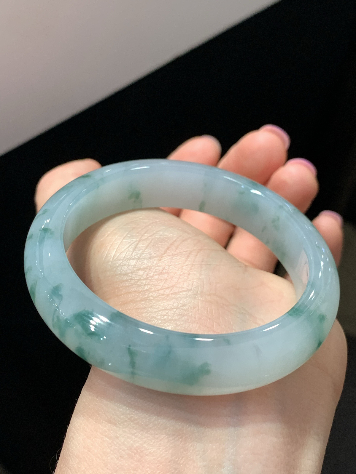 尺寸53.3/12.6/8.3，冰飘花手镯
冰透水润细腻 清新甜美