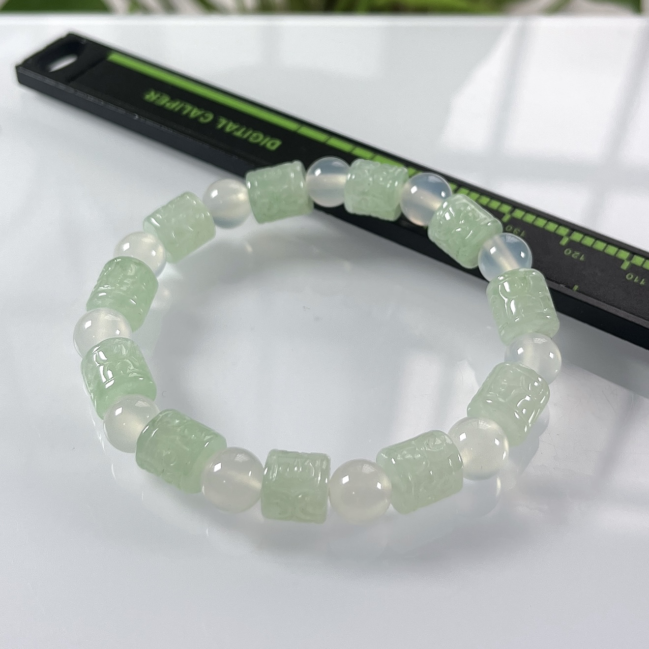 缅甸天然翡翠A货，冰种起胶晴底六字箴言路路通手串手链，尺寸：取一8.8/8.8mm/11颗，重量25.15g，白珠为玛瑙材质。