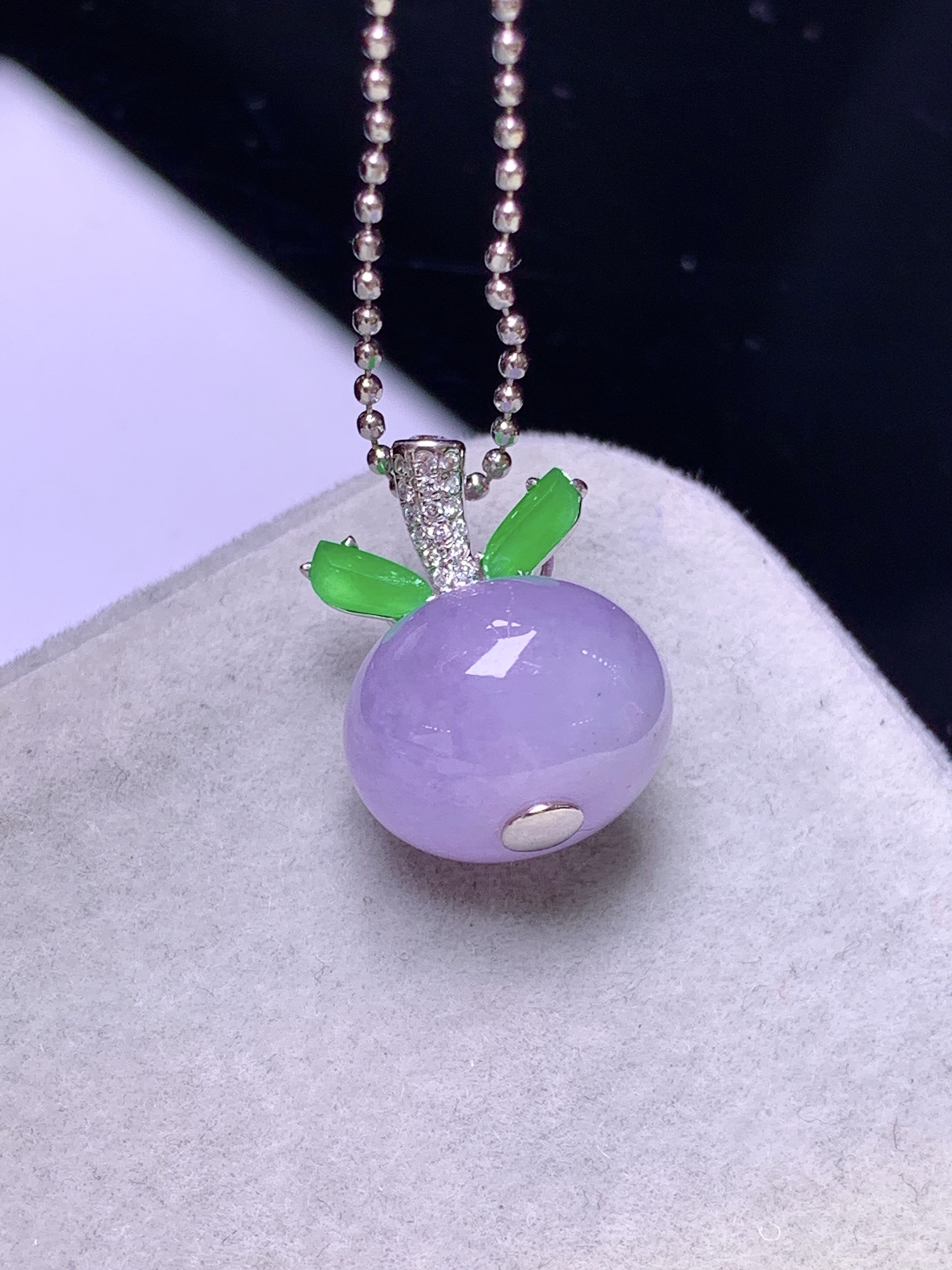 18k金钻镶嵌紫罗兰路路通吊坠 玉质细腻 色泽艳丽清新 水润亮眼 整体尺寸17*12.7*8.8c4