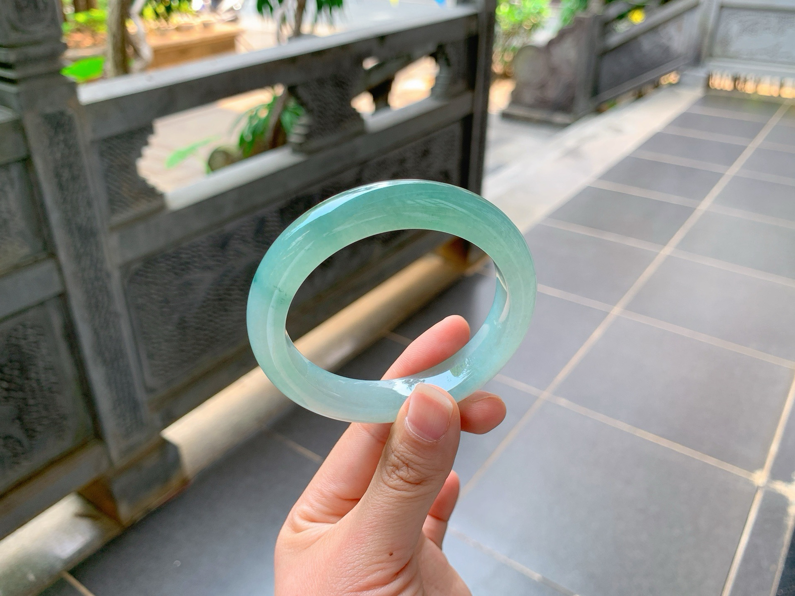 ｜56圈口
湖水绿飘花镯，半山半水、油润油润的，种老