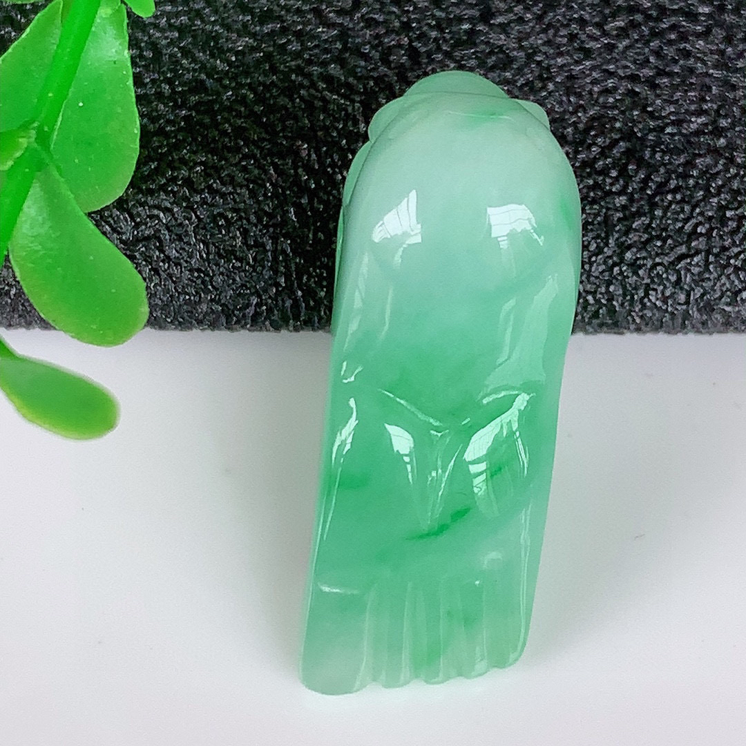 自然光实拍，冰润满绿翡翠知足常乐吊坠，种老水足，雕工精湛 ，寓意美好，佩戴时尚出众！#050.3尺寸26*15*9.5mm