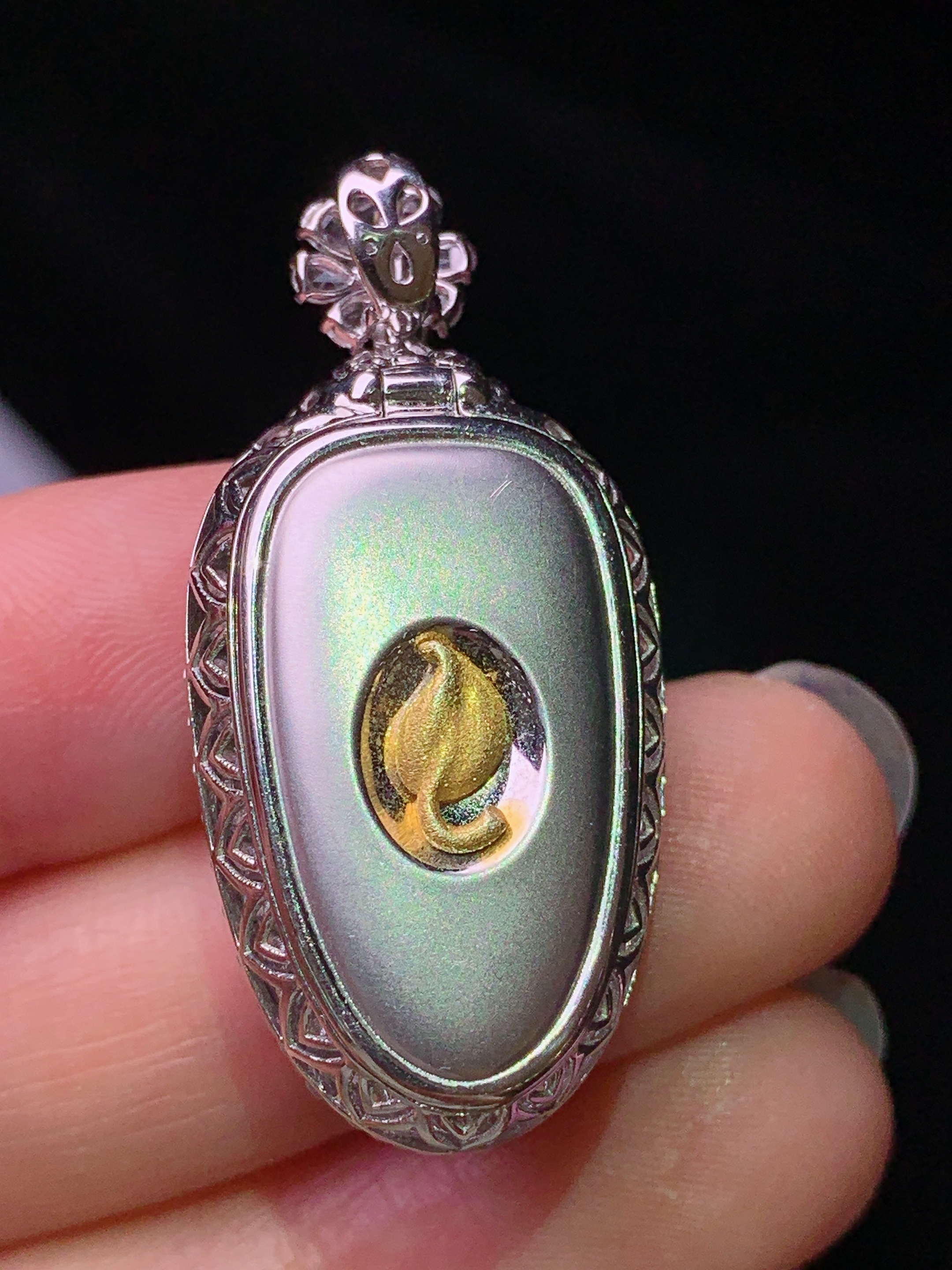 18k金钻镶嵌满绿树叶吊坠 玉质细腻 色泽艳丽清新 水润亮眼 整体尺寸36.2*17.2*9.7c5