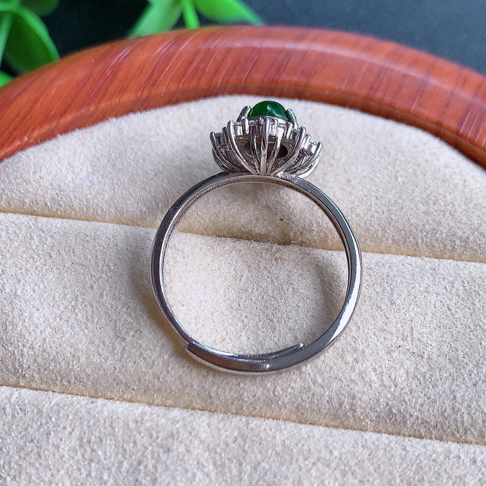 冰润满绿925银镶翡翠戒指  玉质细腻  冰清玉润  飘花灵动  颜色漂亮  W481.25   内径尺寸：18-11.5-8.3mm   裸石尺寸：6-4.5mm