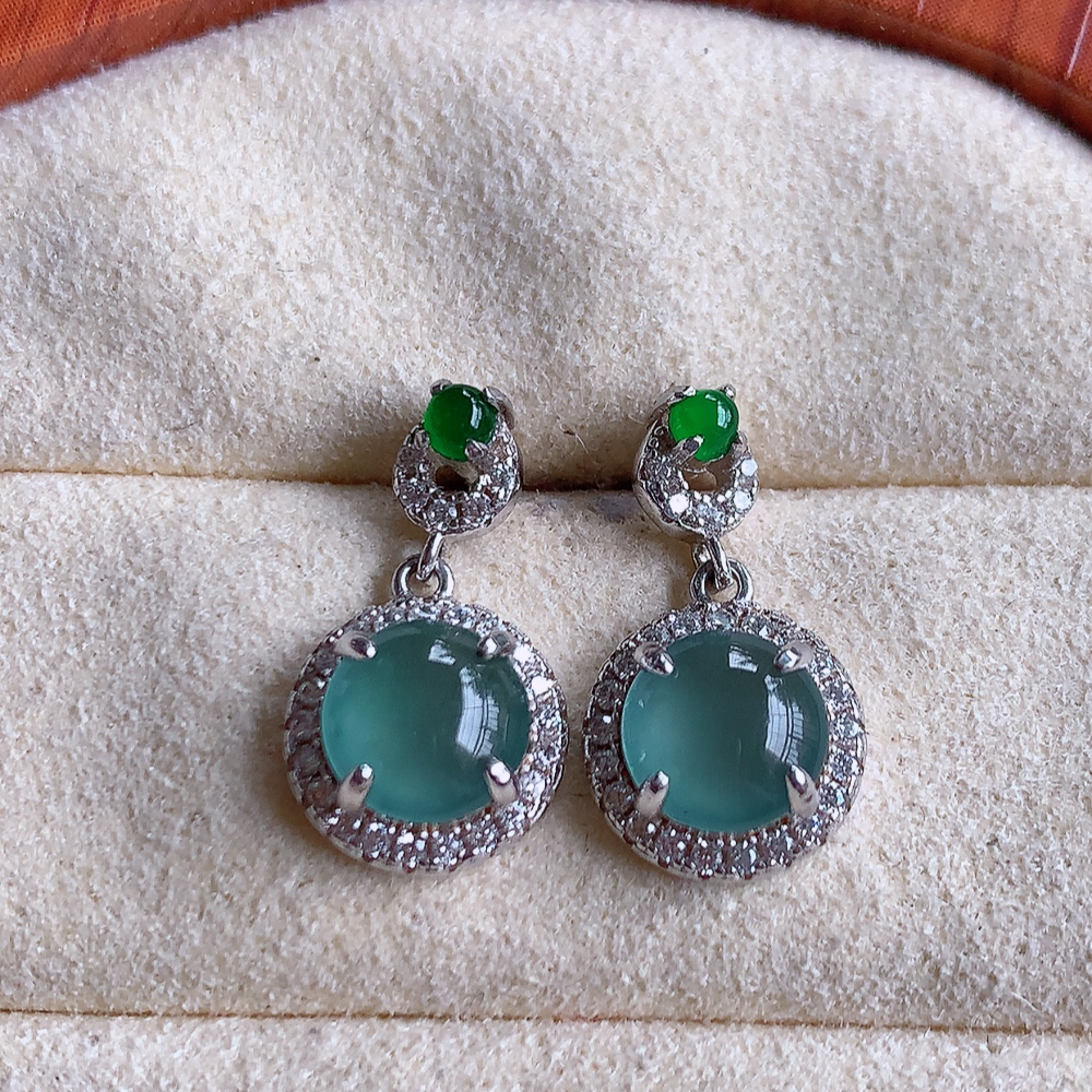 冰晴水翡翠925银镶嵌耳钉，自然光实拍，翠色灵动，颜色漂亮，种老水足，品相佳，佩戴佳品！W502.25  取一整体尺寸：16.3-9.2-5mm  裸石尺寸：6.3mm