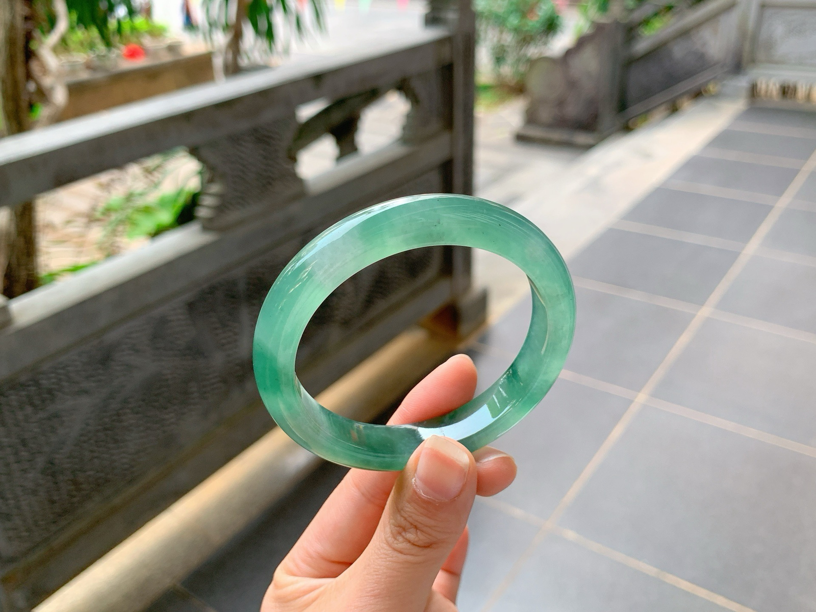 ｜56圈口
啤酒瓶绿底飘花，种老大掉牙，油润度起光度都是顶顶的，