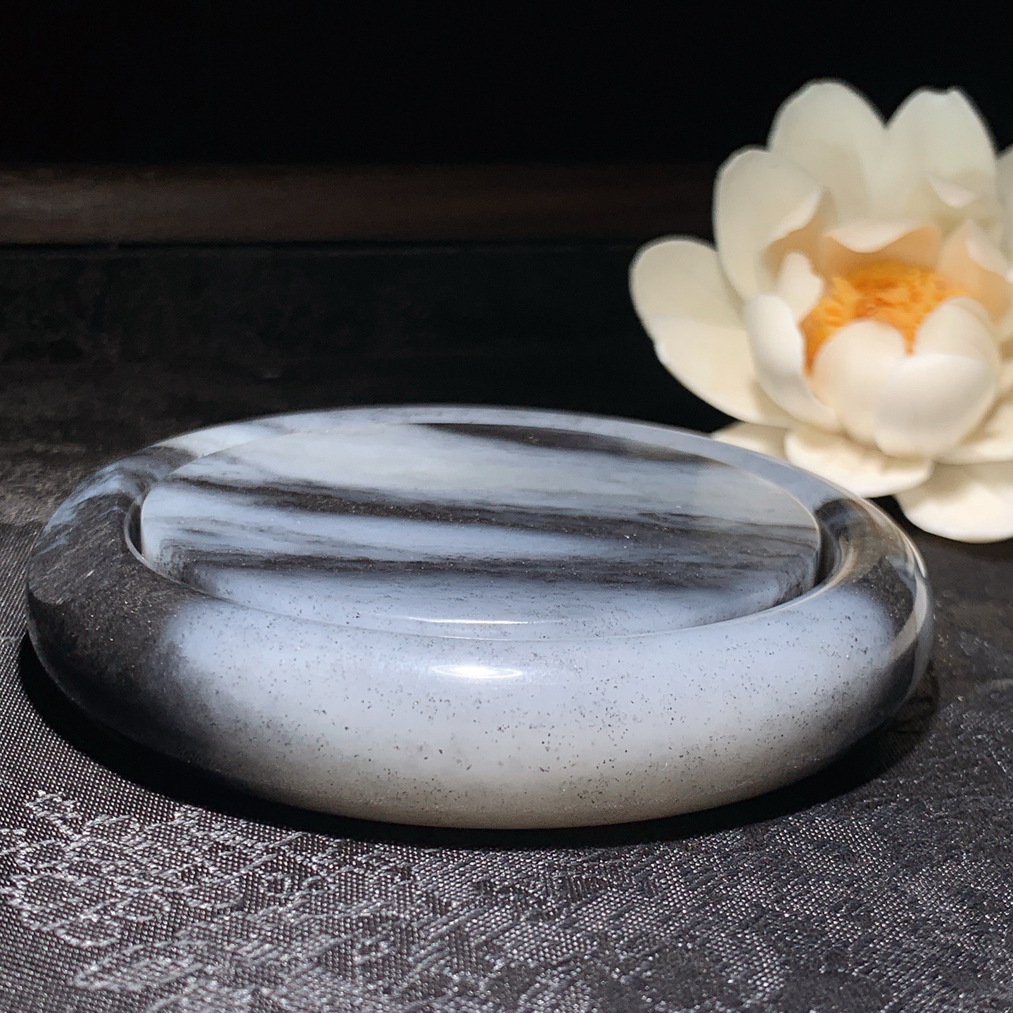 新疆和田玉籽料青花手镯 青花籽料套镯 镯子芯尺寸57/14重109.5克 60圈口条宽13厚9重63克！玉质细腻油润 底色纯净 脂粉好，品质好。lt260325