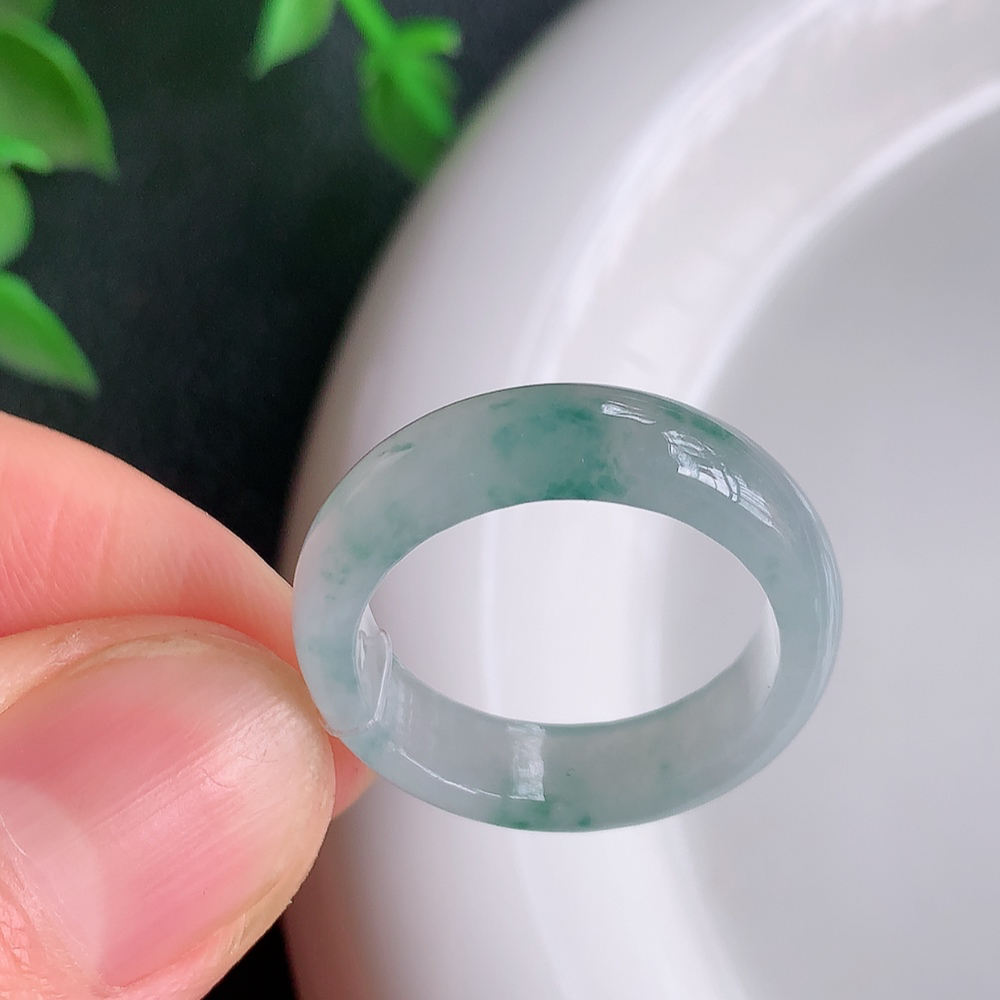 冰润飘花精美环形翡翠戒指  玉质细腻  冰清玉润  飘花灵动  颜色漂亮  W49.25 内径尺寸：18-5.5-3mm