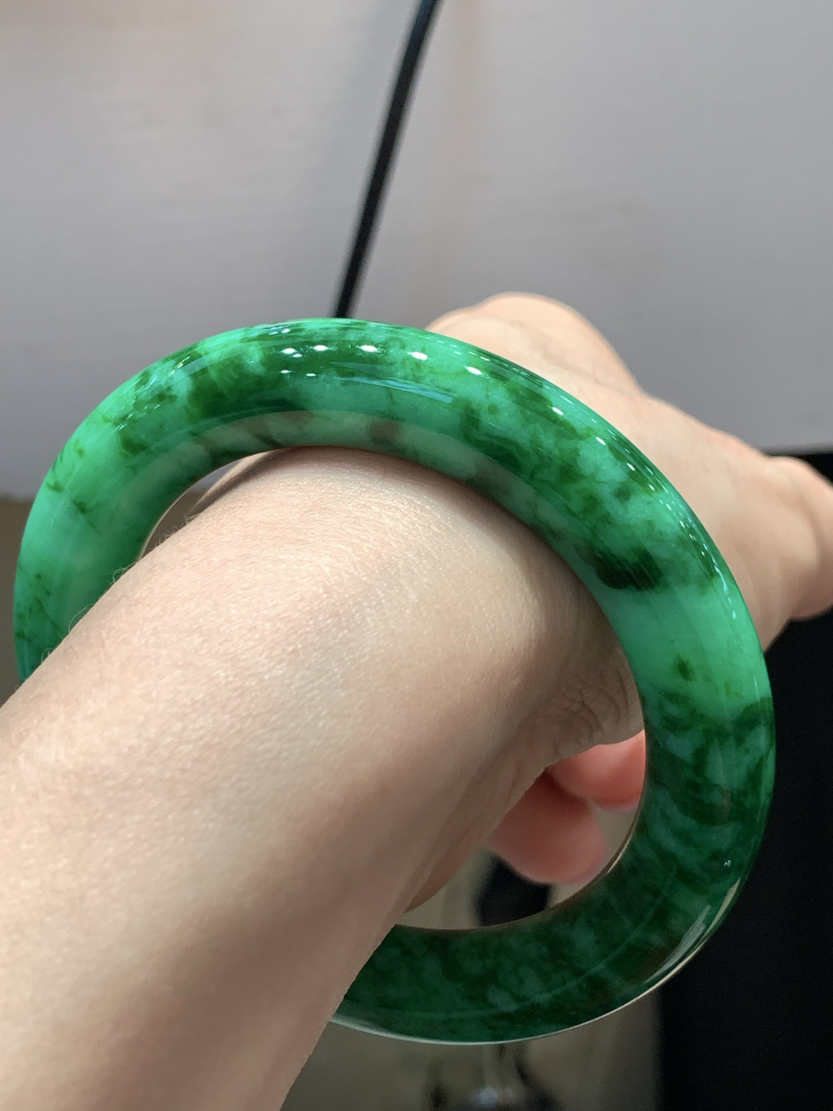 尺寸55.4/11.3/11.7，辣绿圆条手镯
水润细腻 有种有色