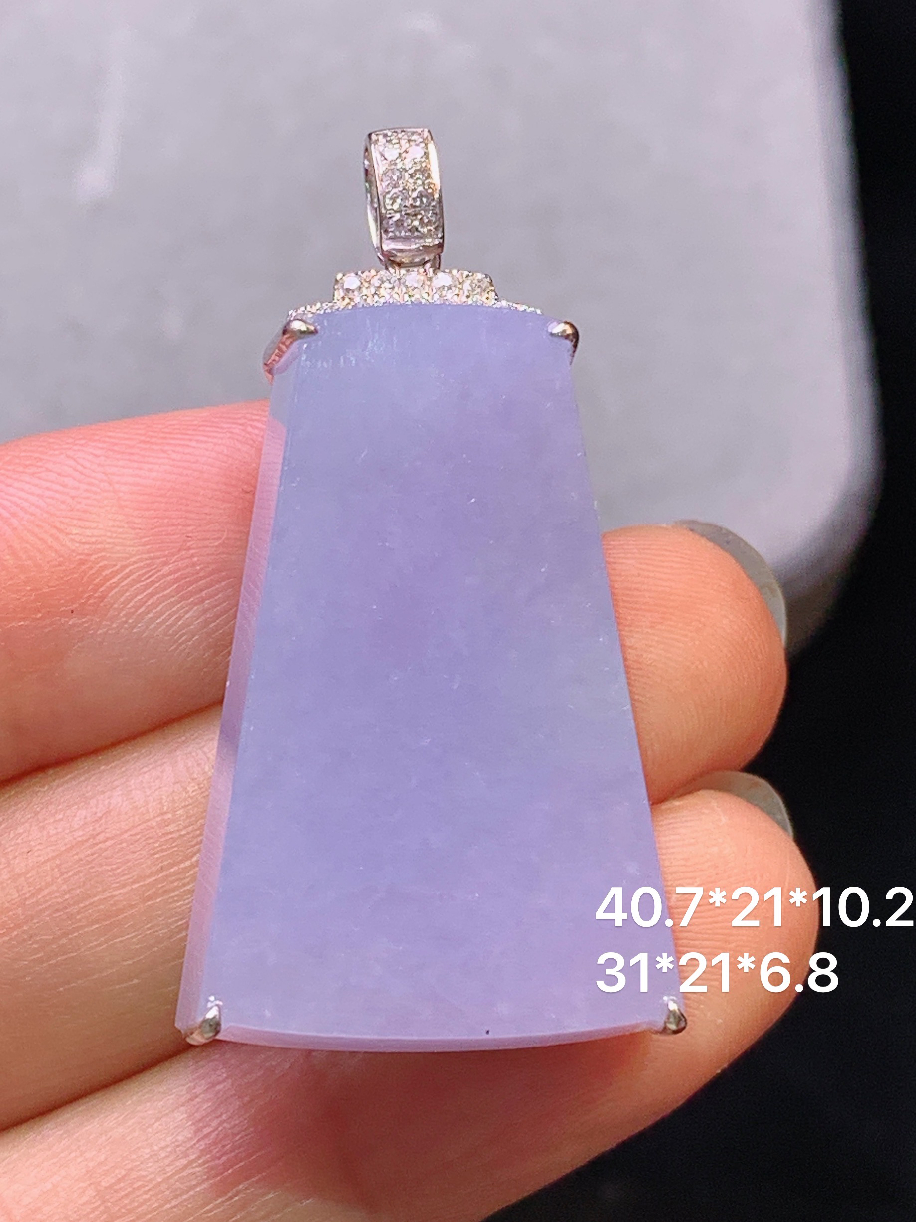 18k金钻镶嵌紫罗兰无事牌吊坠 玉质细腻 色泽艳丽清新 水润亮眼 整体尺寸10.7*21*10m2