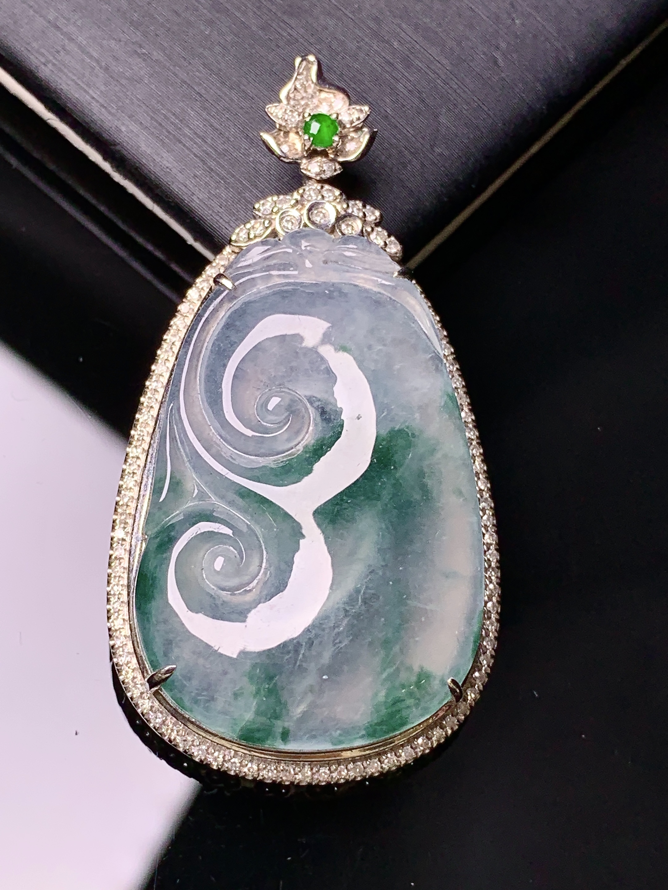 18k金钻镶嵌冰种飘绿如意吊坠 玉质细腻 色泽艳丽清新 水润亮眼 整体尺寸45.5*24.2*8.3