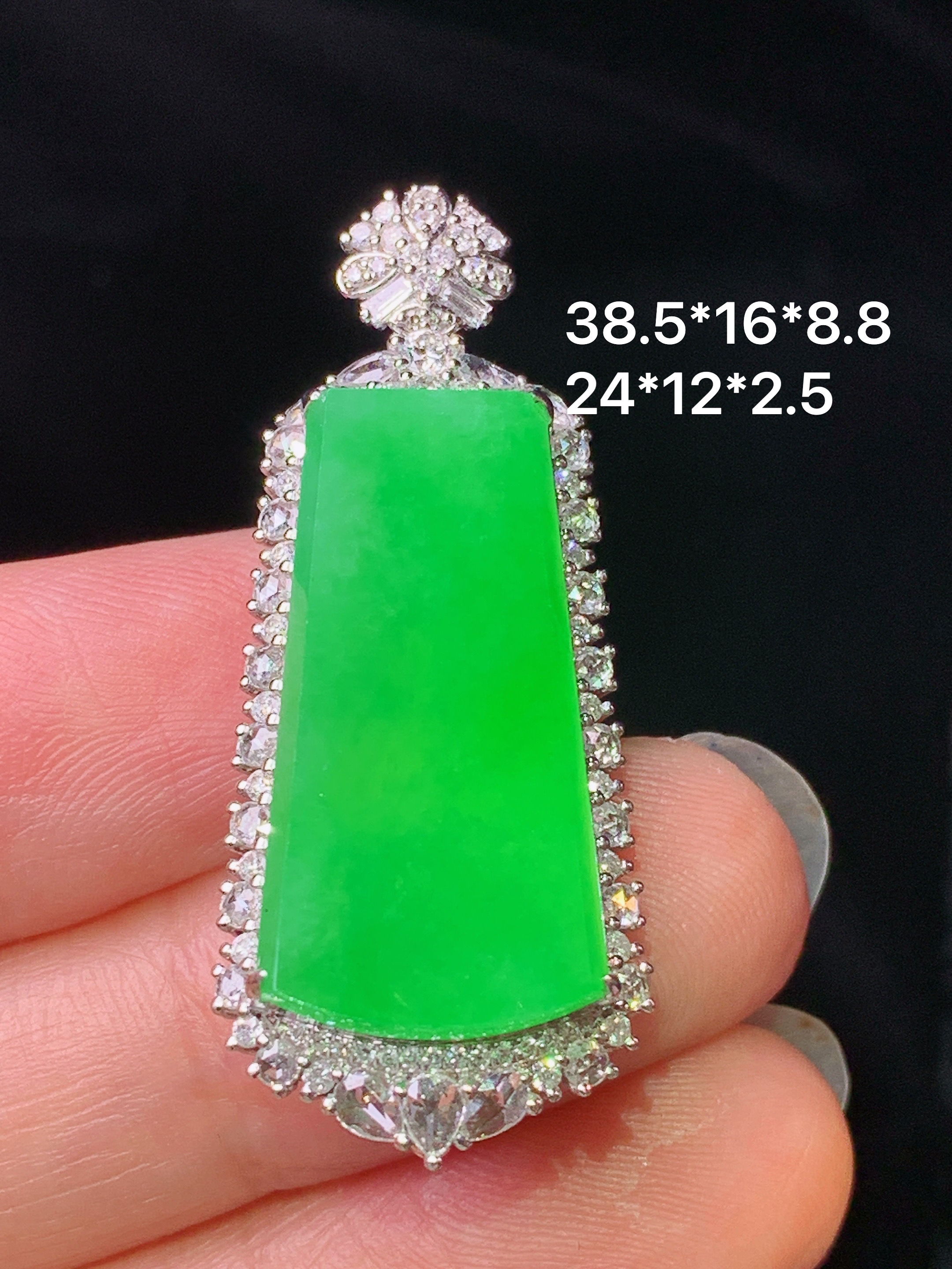 18k金钻镶嵌满绿无事牌吊坠 玉质细腻 色泽艳丽清新 水润亮眼 整体尺寸38.5*168.8c5