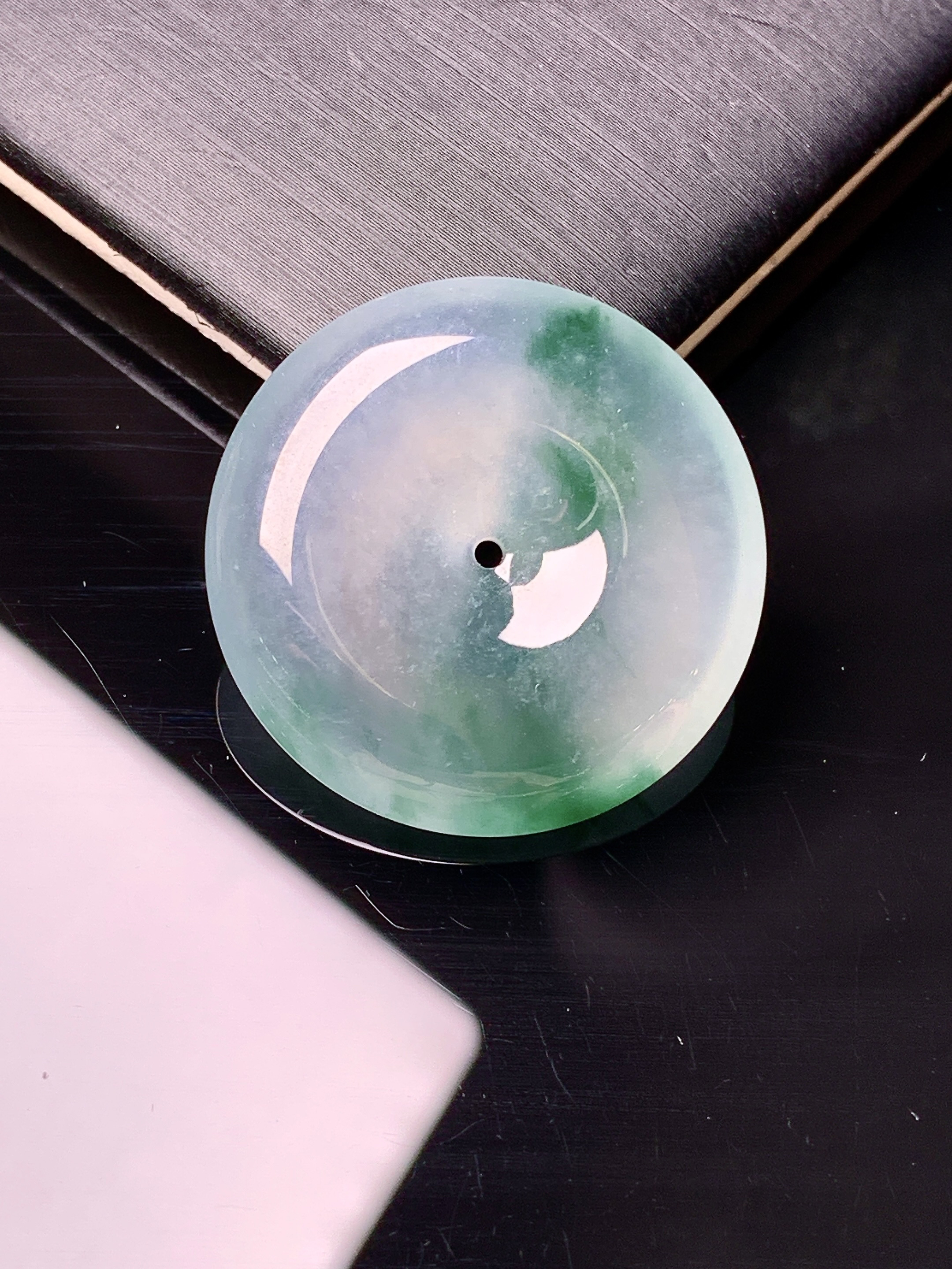 冰种飘绿平安扣吊坠 玉质细腻 色泽艳丽清新 水润亮眼 整体尺寸26.7*5.7c1