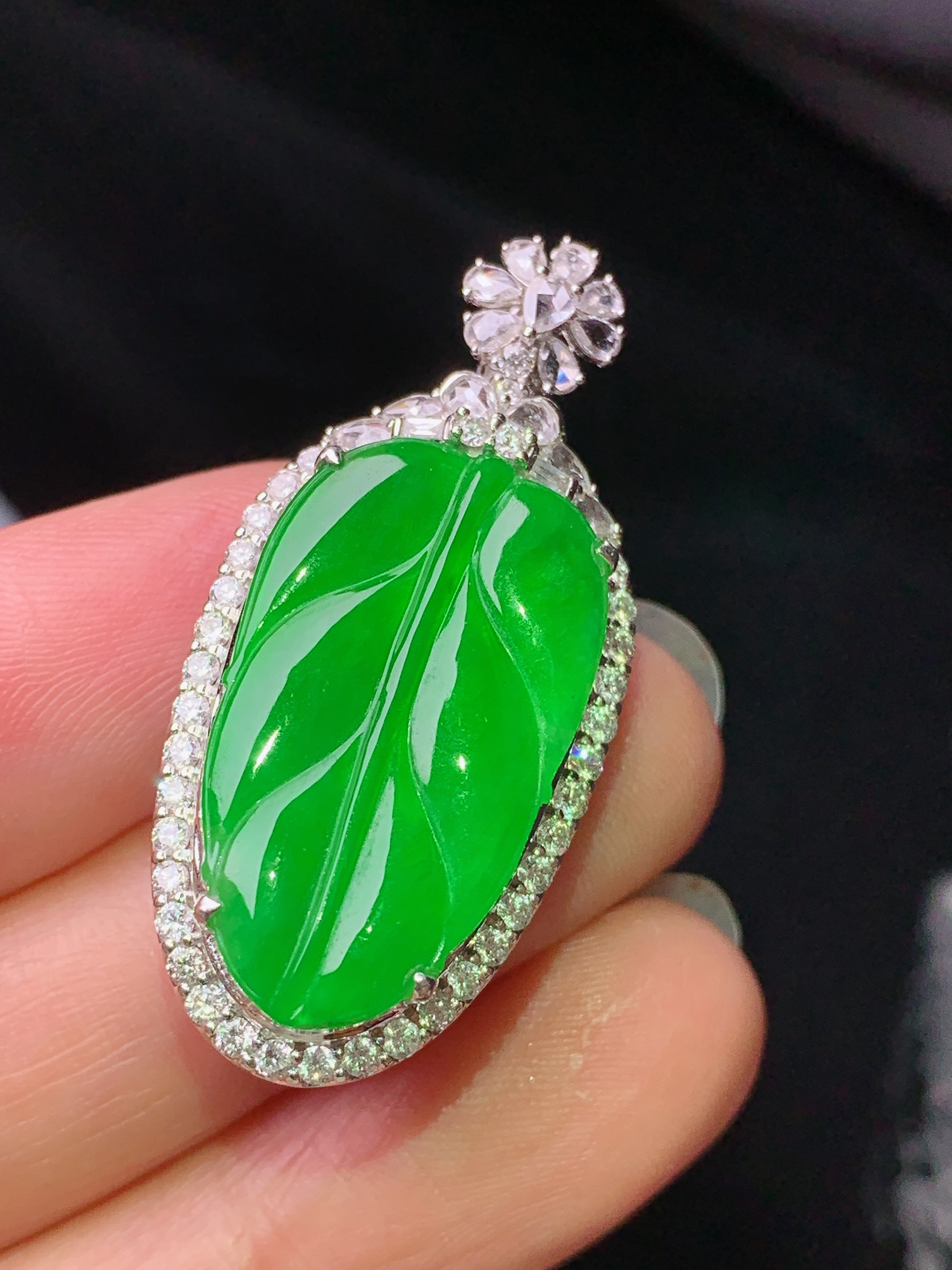 18k金钻镶嵌满绿树叶吊坠 玉质细腻 色泽艳丽清新 水润亮眼 整体尺寸36.2*17.2*9.7c5