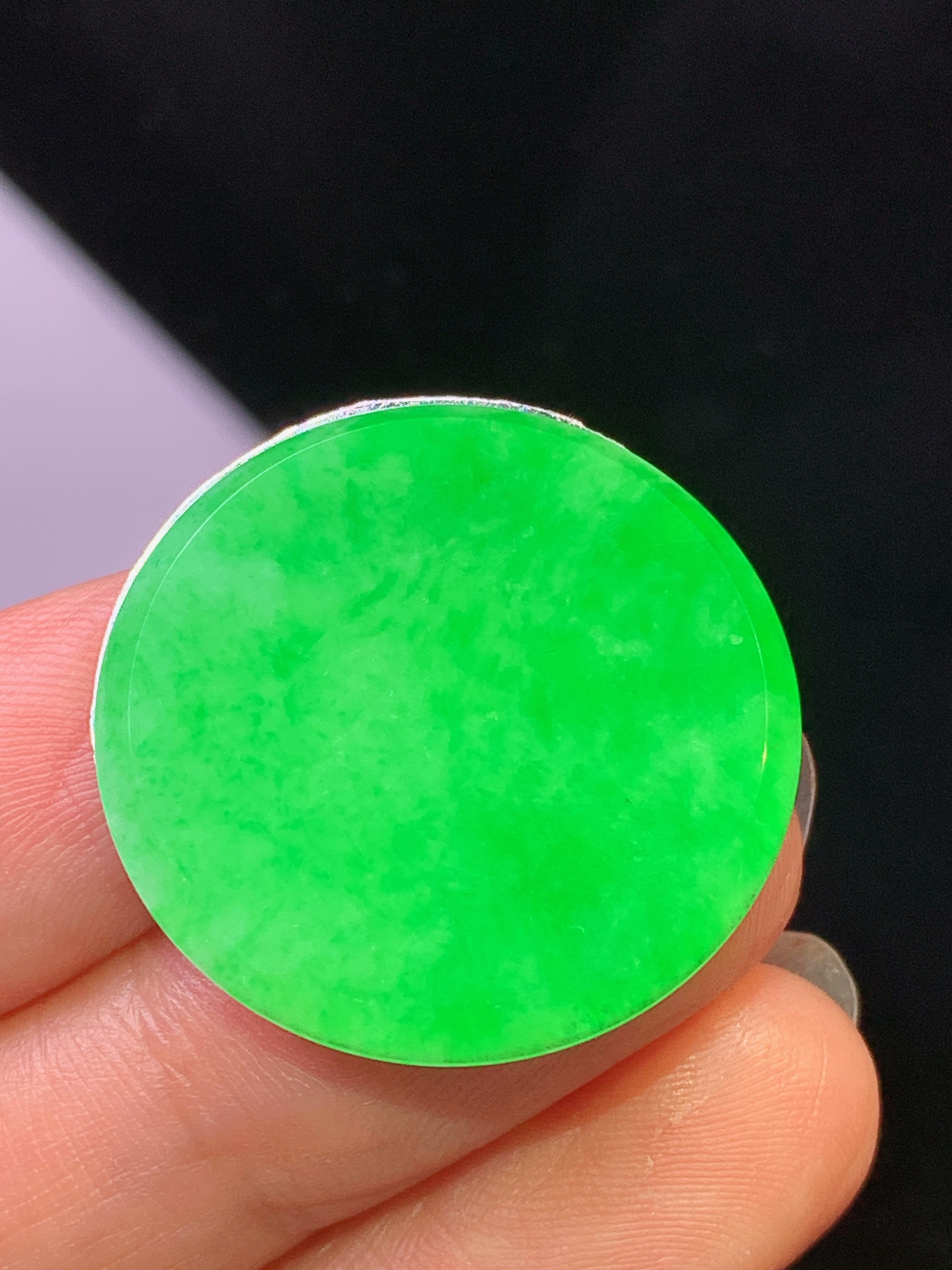翠绿圆牌吊坠 玉质细腻 色泽艳丽清新 水润亮眼 整体尺寸25.8*2m2