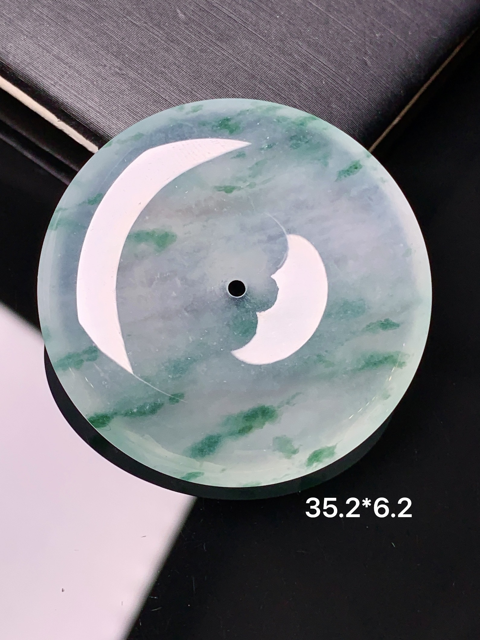 冰种飘绿平安扣吊坠 玉质细腻 色泽艳丽清新 水润亮眼 整体尺寸35.2*6.2x1