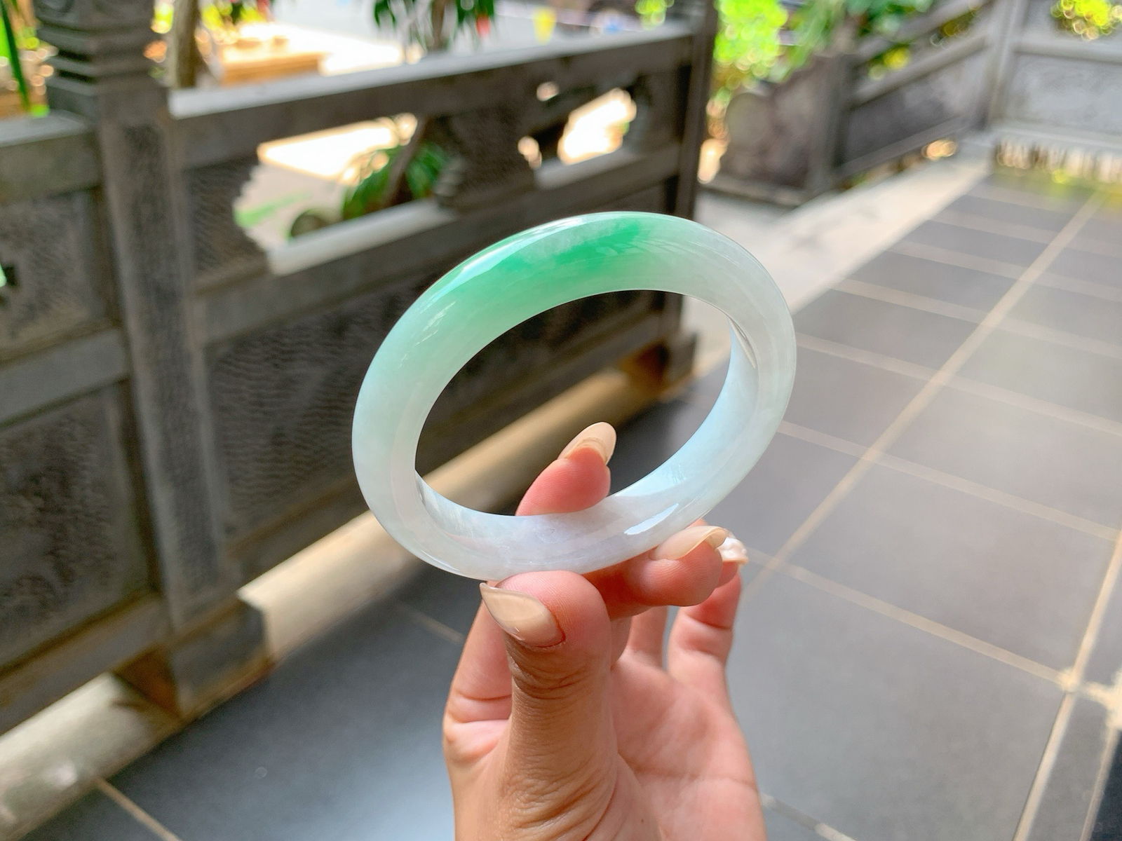 ｜55圈口
白底青翡翠手镯，飘一截辣绿色，鲜艳大气，整体冰冰润润的，俏丽夺目，