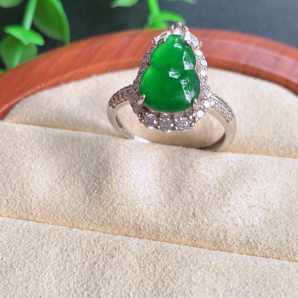 冰润满绿925银镶翡翠葫芦戒指  玉质细腻  冰清玉润  飘花灵动  颜色漂亮  W481.25   内径尺寸：18-17.5-7.8mm   裸石尺寸：12-8.2mm