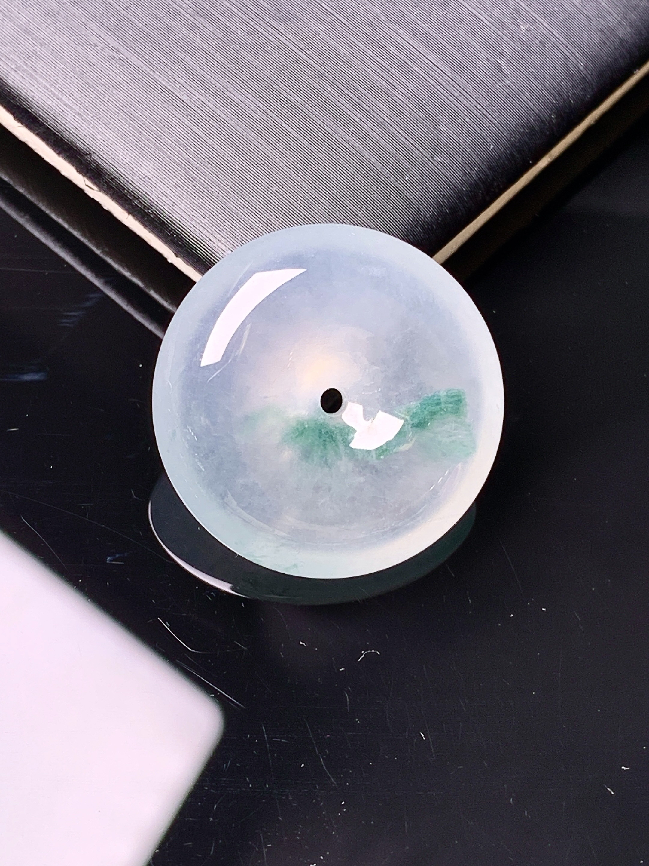 冰种飘绿平安扣吊坠 玉质细腻 色泽艳丽清新 水润亮眼 整体尺寸20.8*5.8c1