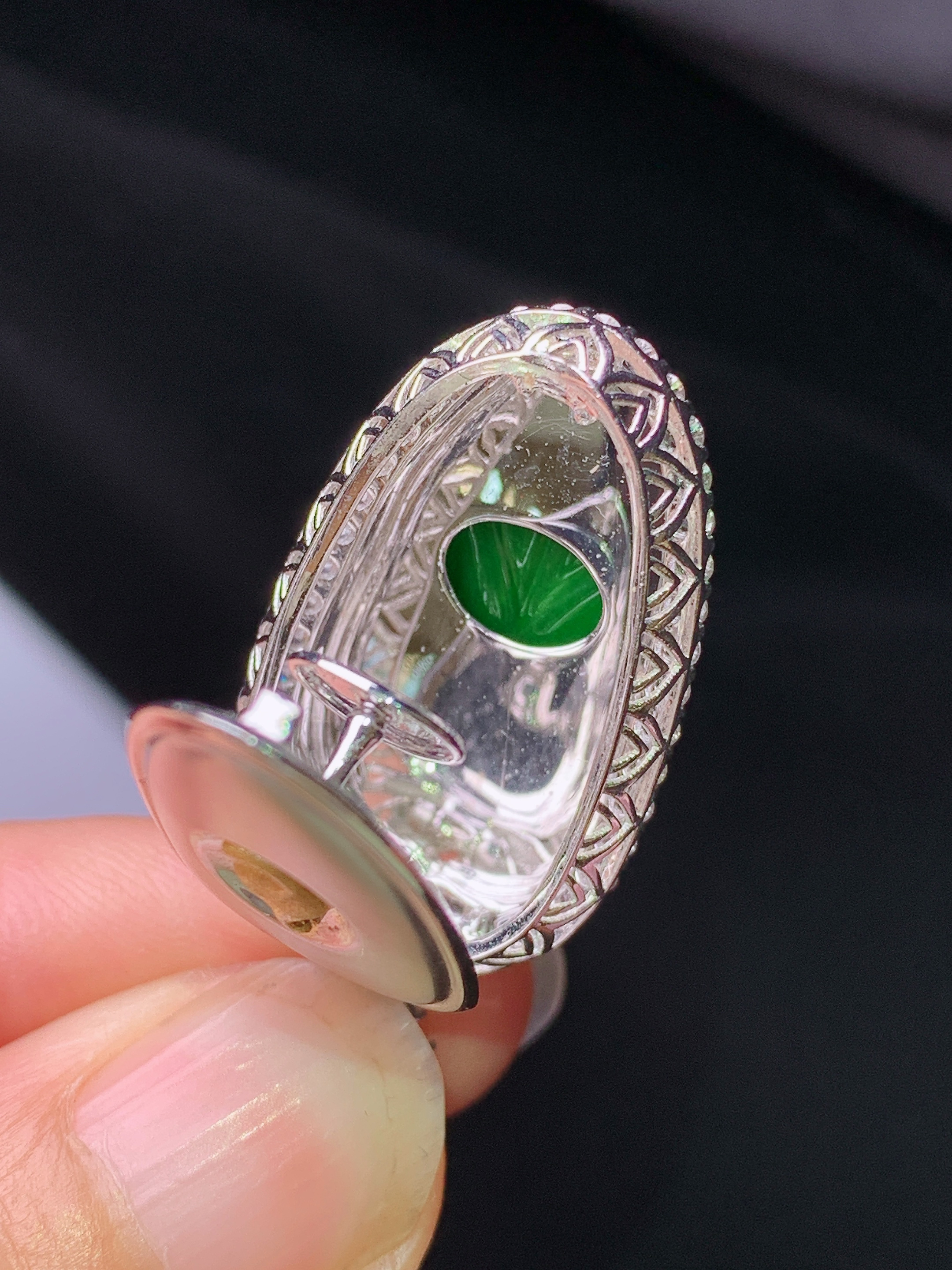 18k金钻镶嵌满绿树叶吊坠 玉质细腻 色泽艳丽清新 水润亮眼 整体尺寸36.2*17.2*9.7c5