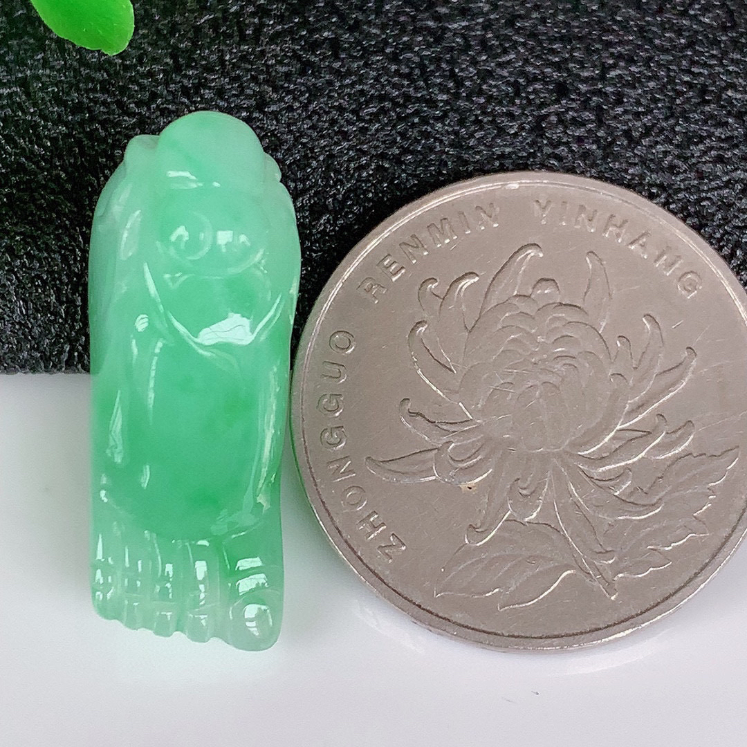 自然光实拍，冰润满绿翡翠知足常乐吊坠，种老水足，雕工精湛 ，寓意美好，佩戴时尚出众！#050.3尺寸26*15*9.5mm