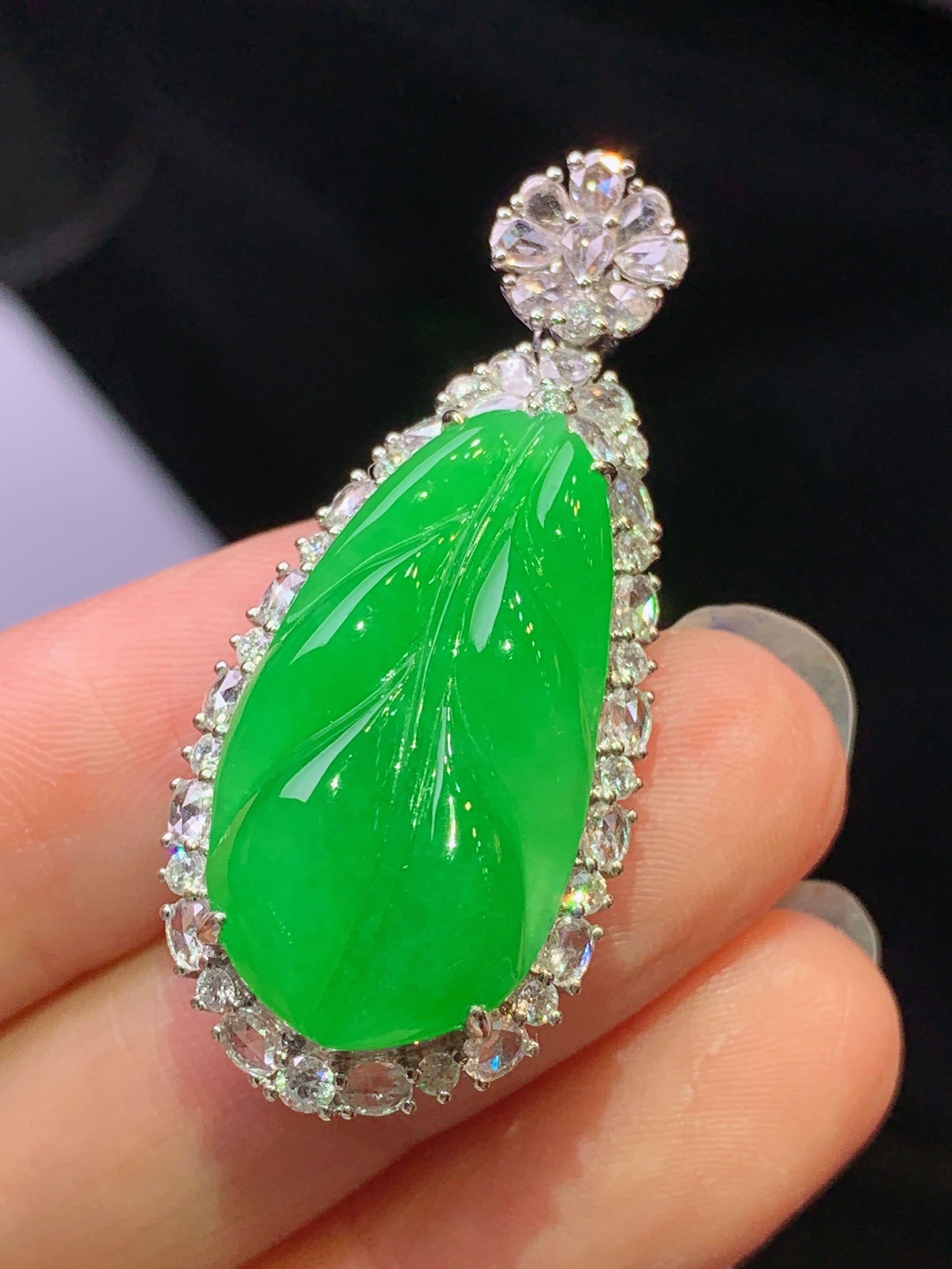 18k金钻镶嵌满绿树叶吊坠 玉质细腻 色泽艳丽清新 水润亮眼 整体尺寸39.7*17.5*12.2c4