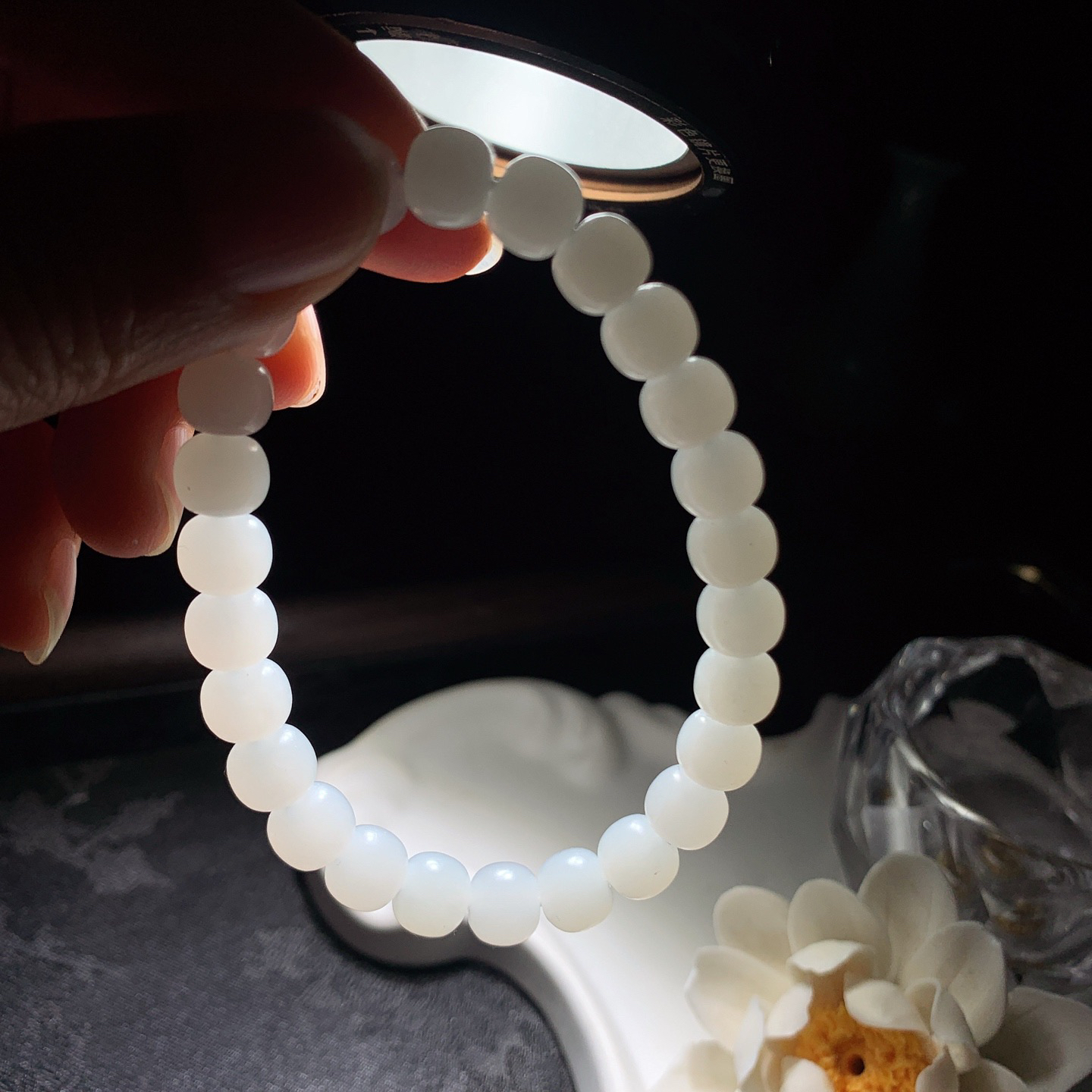 新疆和田玉白玉老型珠手串 单颗尺寸7/8！玉质细腻油润。手推出油。品相大气 lt260325